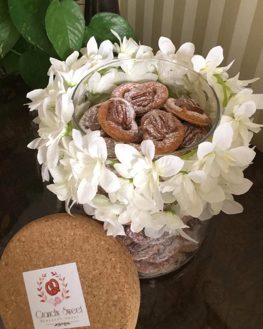 مشاركة cranchy sweet لمعرض الرسم المقام في مقهى .. . . #حلويات_منزلية#أسر_منتجة#حلى_قهوة#s