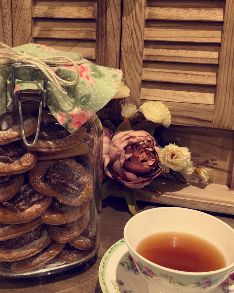 Take abraek ,, take a cranchy sweet ..☕️☺ . . #حلويات_منزلية#أسر_منتجة#حلى_قهوة#sweet#cra