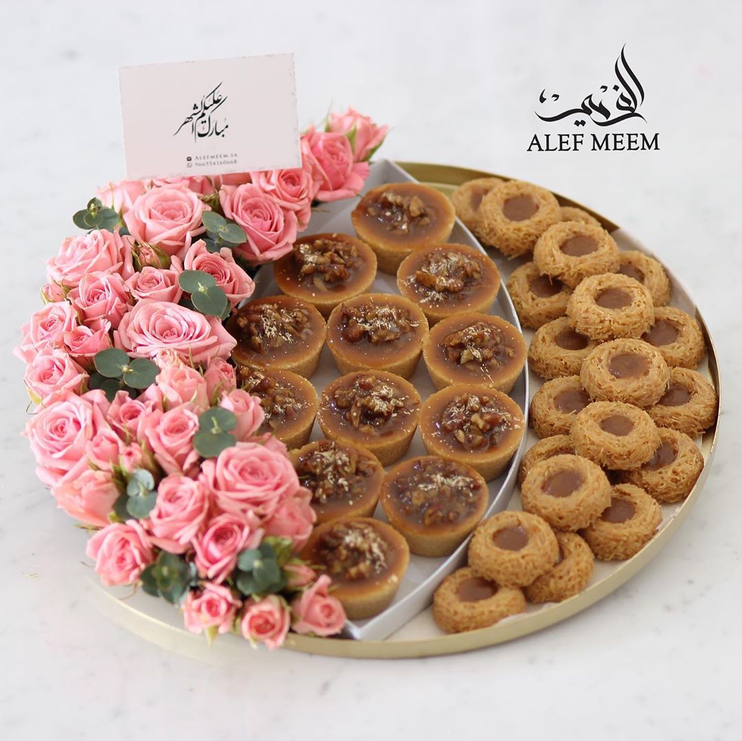 - تقديمة " مبارك عليكم الشهر " نقصـة رمضانيـة . . تحتوي على : نوعين من الحلى بتنسيق رقيق م