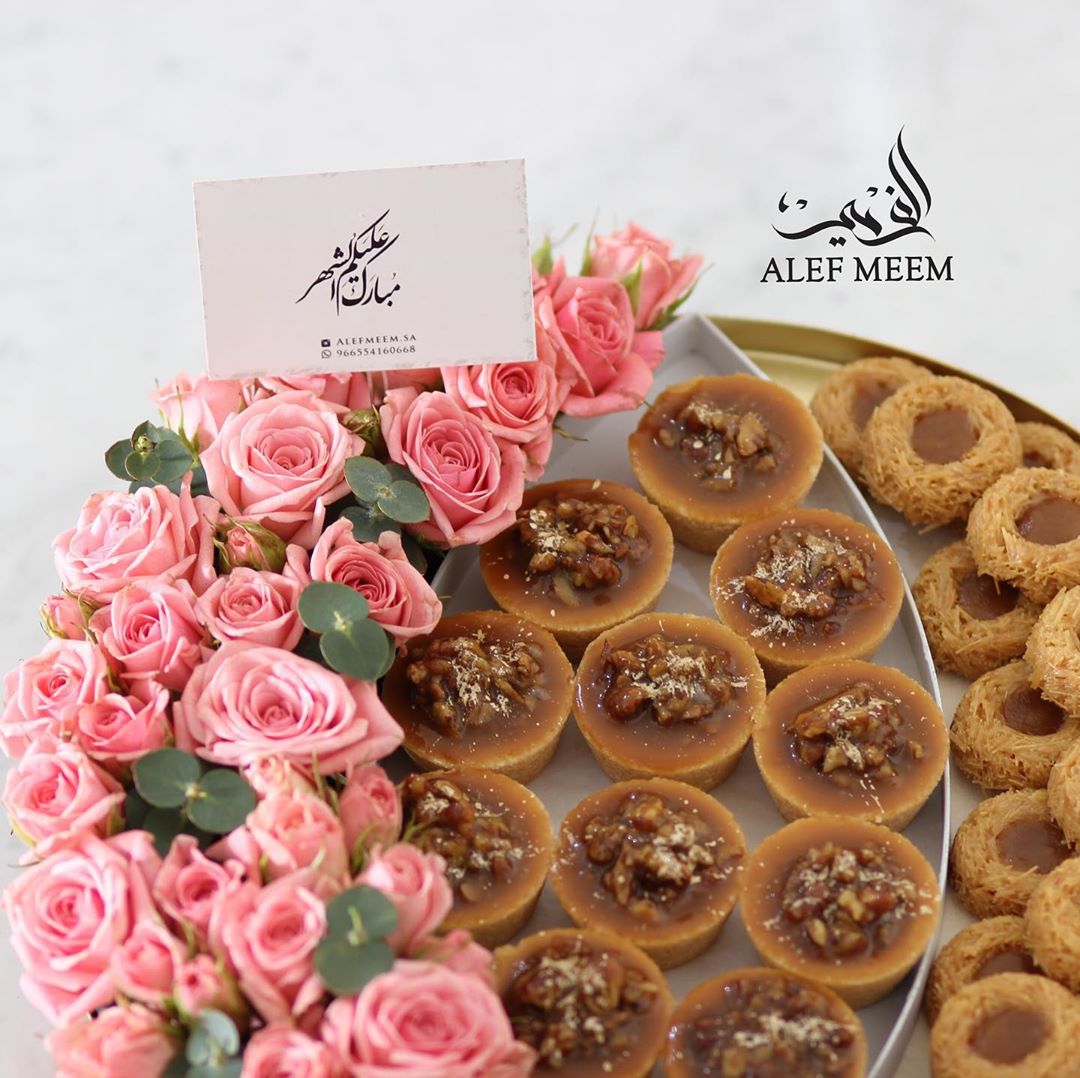 - تقديمة " مبارك عليكم الشهر " نقصـة رمضانيـة . . تحتوي على : نوعين من الحلى بتنسيق رقيق م