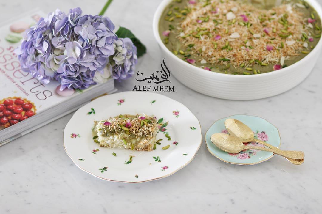 - ترايفل المستكة و الفستق ، بنكهة " عربية " تحتوي على أربع طبقات غنية بالنكهة ✨ . . وَ لذ