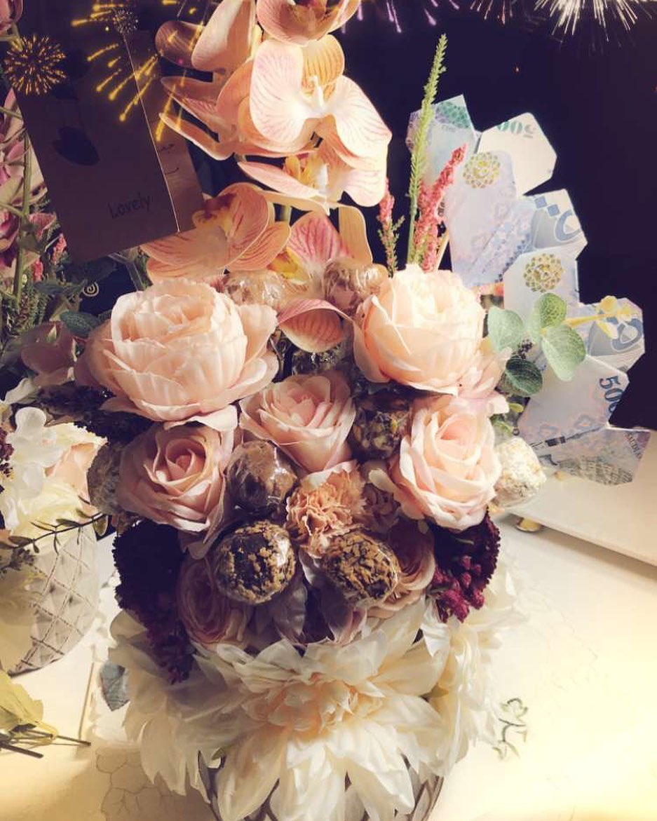 فازة ورد مع حلا لولي بوب ... وبالإمكان إضافة مبلغ♥️.. مناسبة للإهداءات ( زواج، تخرج، نزالة