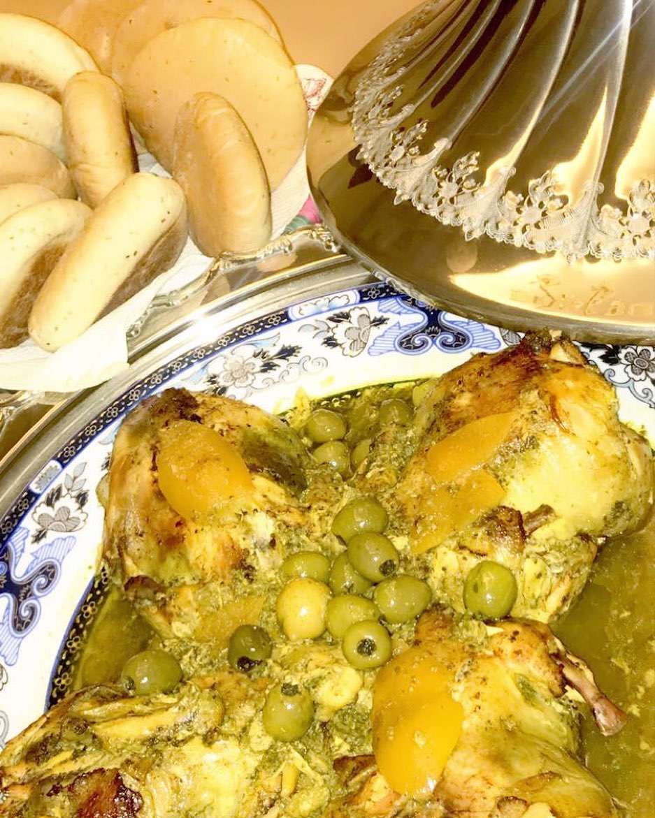 اللحم المحمر مع الخضار الموسمية سويته وخبز الدار الطازج. #كوزينه #الرياض #مغربي