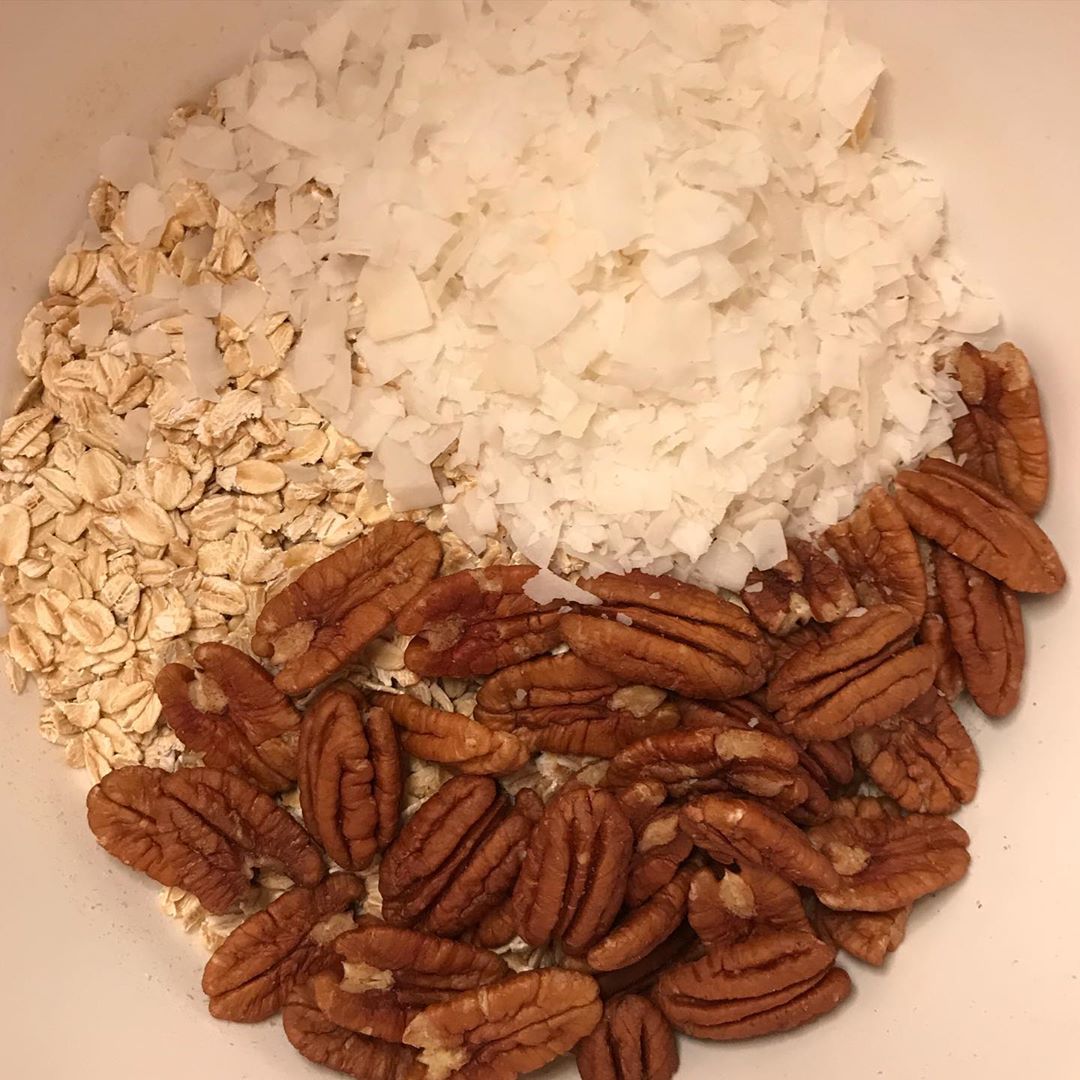 Coconut slices and pecan . #جرانولا_صحي #قرانولا #غرانولا #غرانولا_صحية #شوفان #شوفان_صحي