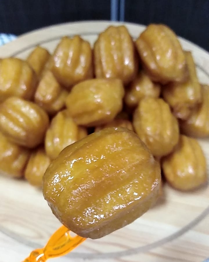 بلح الشام في قدر على النار / كوب مويه _ ربع كوب زيت لحد مايغلي ونضيف عليه كوب دقيق _ ذره م