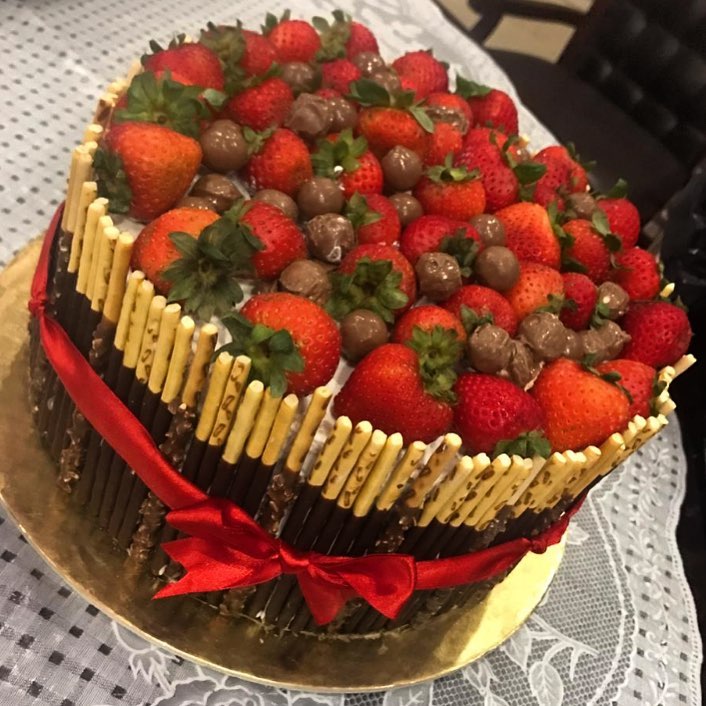 Vanilla strawberry cake 300 SR