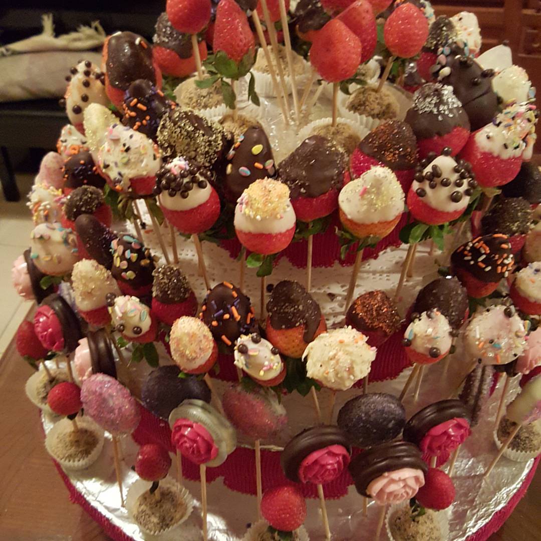 Strawberries dipped in chocolate (24 pieces for 120 SR)