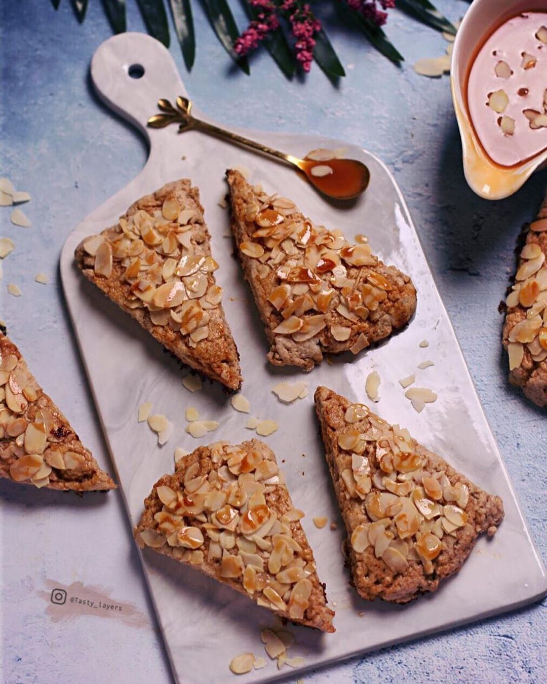 Ginger cinnamon scones❄️ . لمحبين السكونز نكهه شتويه لذيذه تجمع بين الزنجبيل والقرفه ومزين