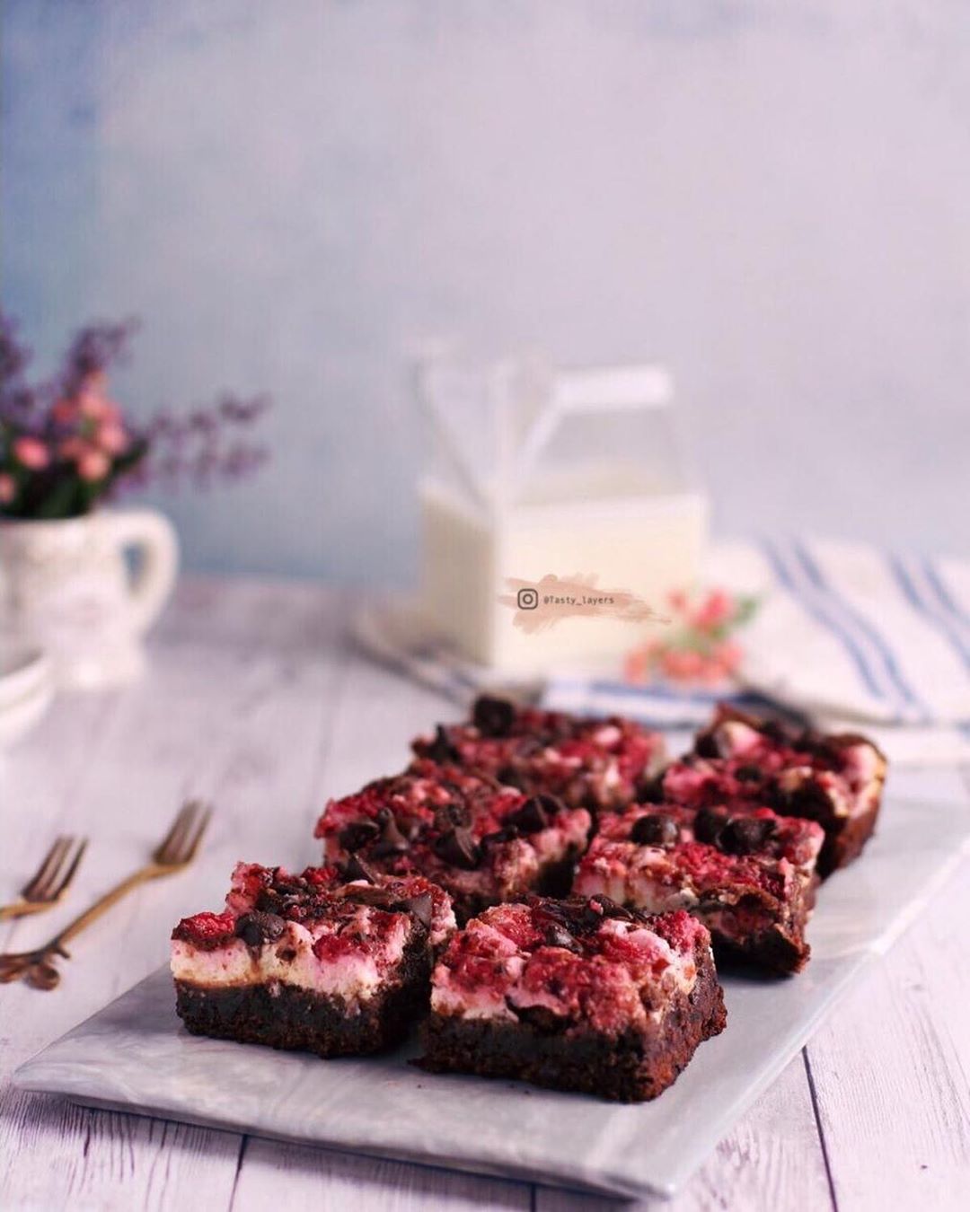 جديدنا ✨✨ . . Raspberry cheesecake brownies قالب ٩ انش ١٢٠ ريال براوني ملغم بالتوت والتش