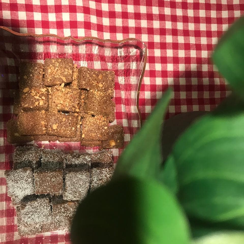 كيوبز السميد بزبده الفول السوداني مغطى بالجوز أوجوز الهند