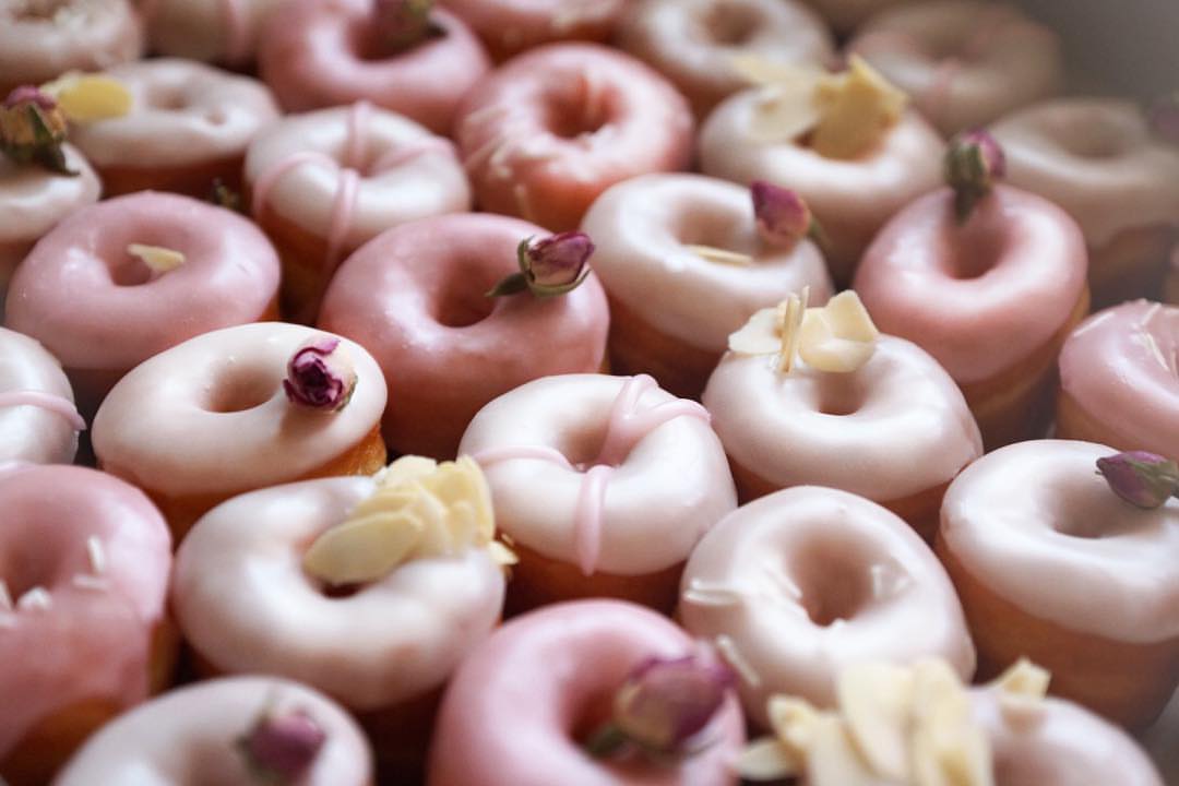 For the sweetest celebrations #donutlovers #coffee #coffeelovers #duet #sprinkles #vegando