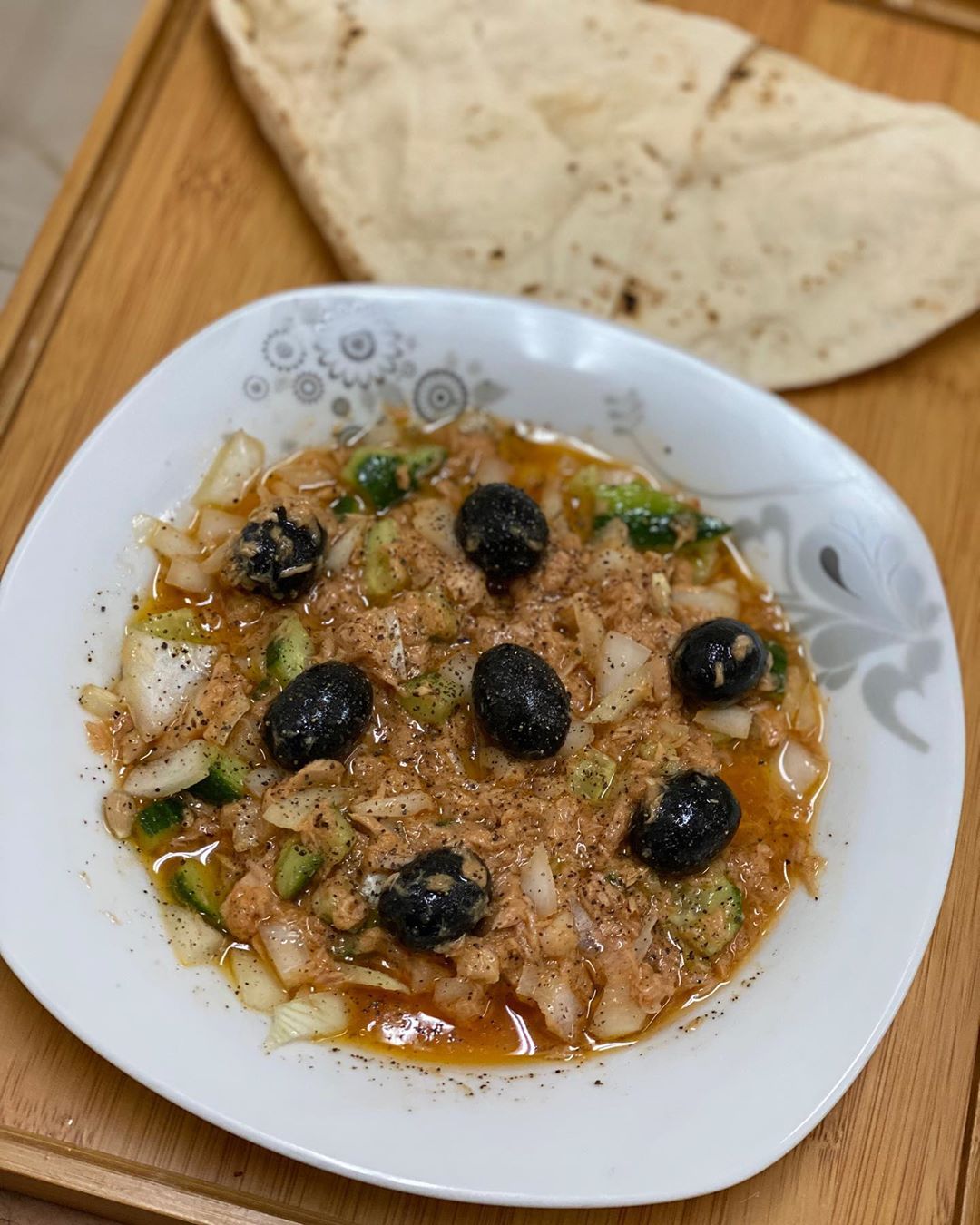 سلاتونه سريع سريع تونه بصل أبيض خيار ليمون رشه زيت زيتون ملح رشه فلفل اسود شطه زيتون حسب ا