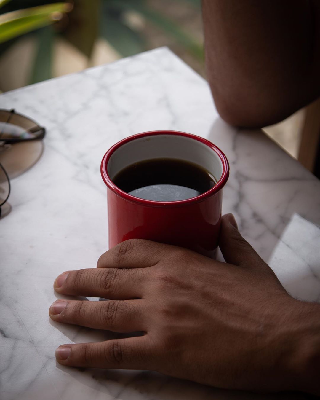 نصف مذاق القهوة مع من تجالس، منشن رفيق القهوة☕️ . #seven_grams #7_جرام #GramsOfLove #Coff