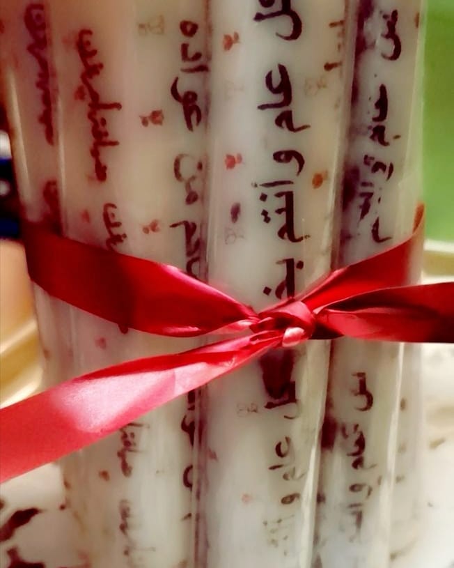 شكولاتهه مكسره مع لوح صغير للعيد الف عافيه على زبونتنا العسل