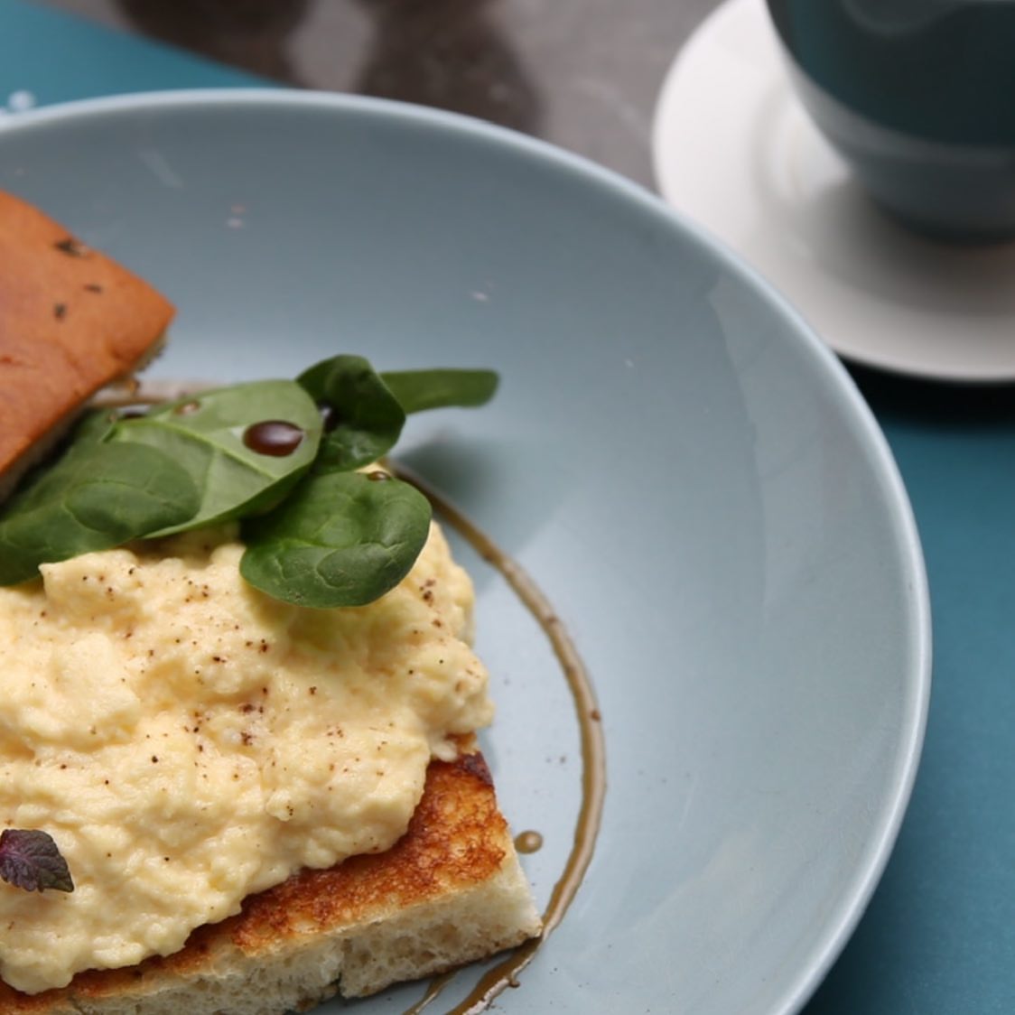 فطور؟ من ٦:٣٠ صباحا الى ٦:٣٠ مساءًا. سهلنا المنيو خصيصا لهذا الوقت. كونو بأمان. Breakfast