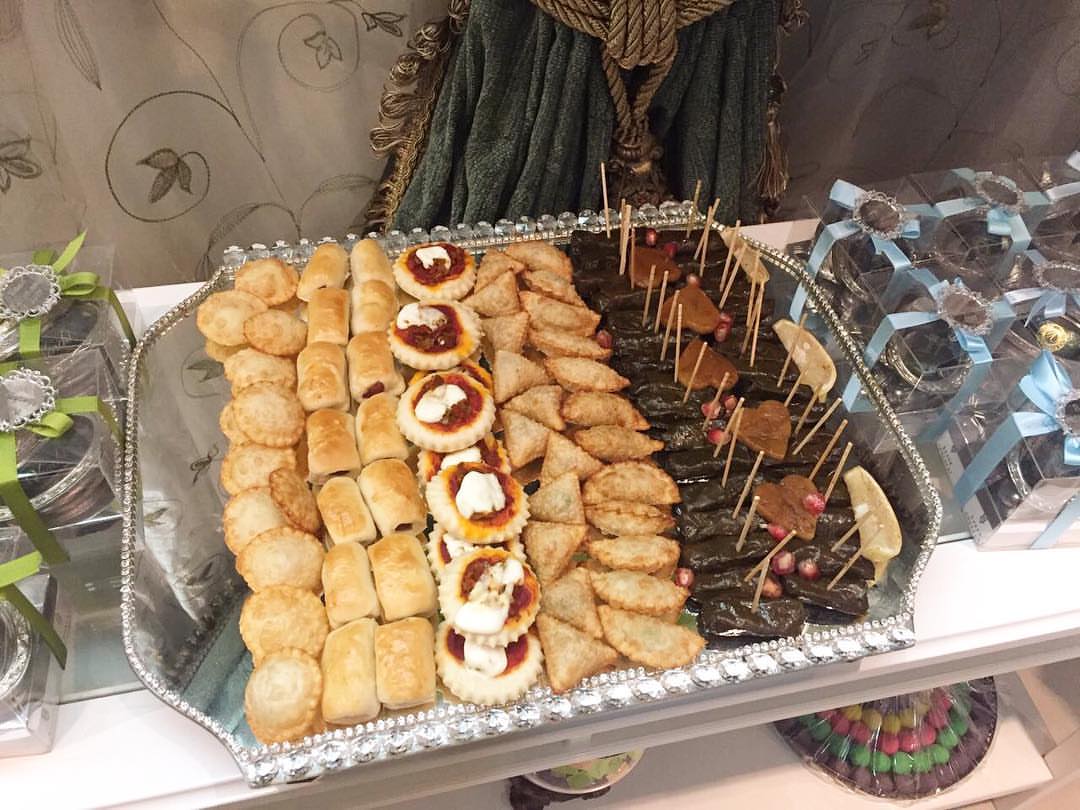 طلب زبونه عليها بالعافية ​ ميني بف دجاج ولحم وجبن ​ وميني نقانق وبيتزا وورق عنب ​ للطلب :