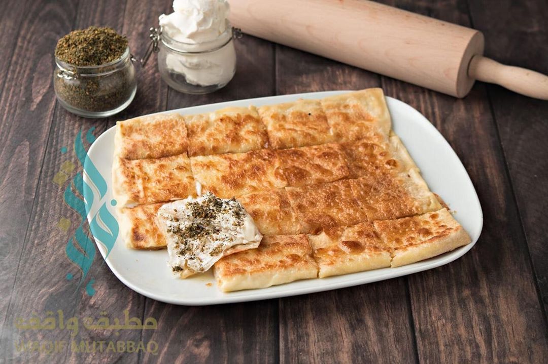 عندكم خبر إن الزعتر يقوّي الذاكرة؟ تعال وذوق مطبق اللبنة والزعتر عندنا لذيذ وصحي ✨ . . من