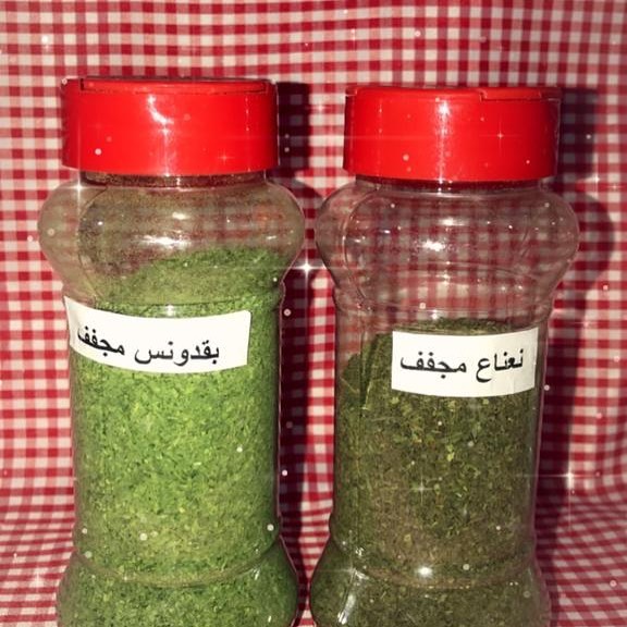نعناع مجفف وبقدونس مجفف بعد تنقيته وغسله وتجفيفه وطحنه
