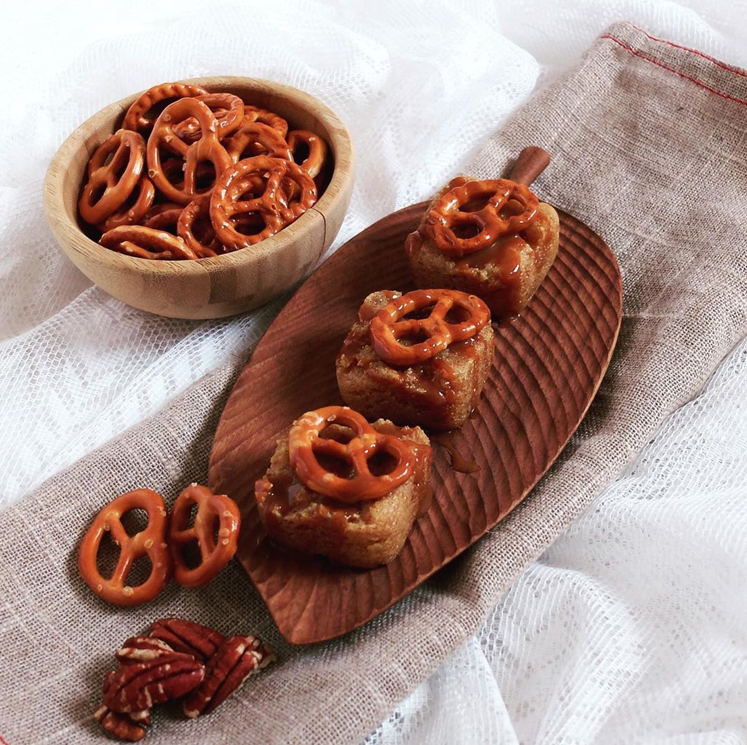Salted pretzel caramel بسبوسة بالكراميل المملح وقطع البريتيلز لطعم موزون بين الحالي والمال