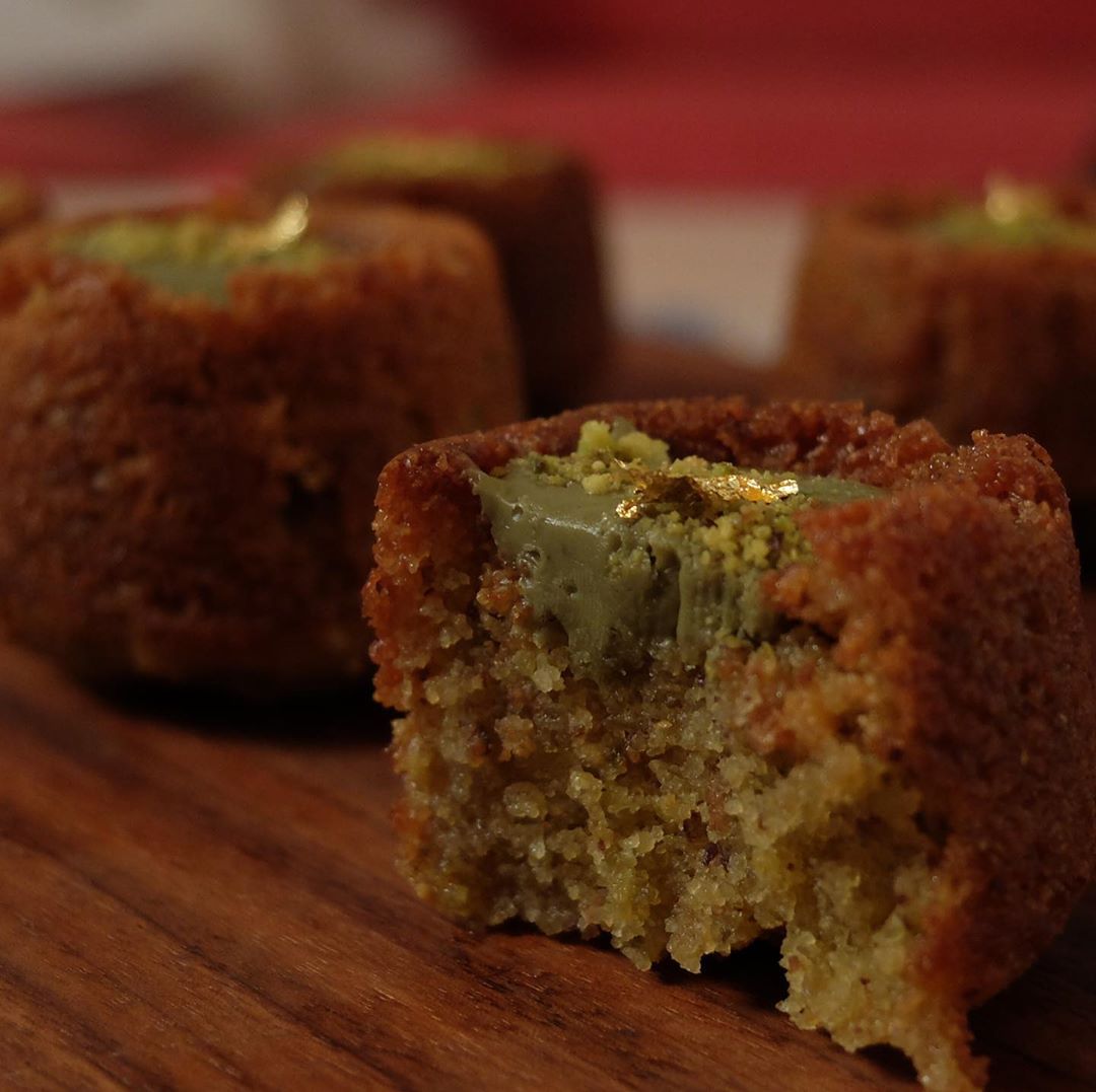 Basbousa pistachio✨ بسبوسة غنيّه بالفستق بطبقة كريمة الفستق اللذيذه ومزينه بورق الذهب ✨❤