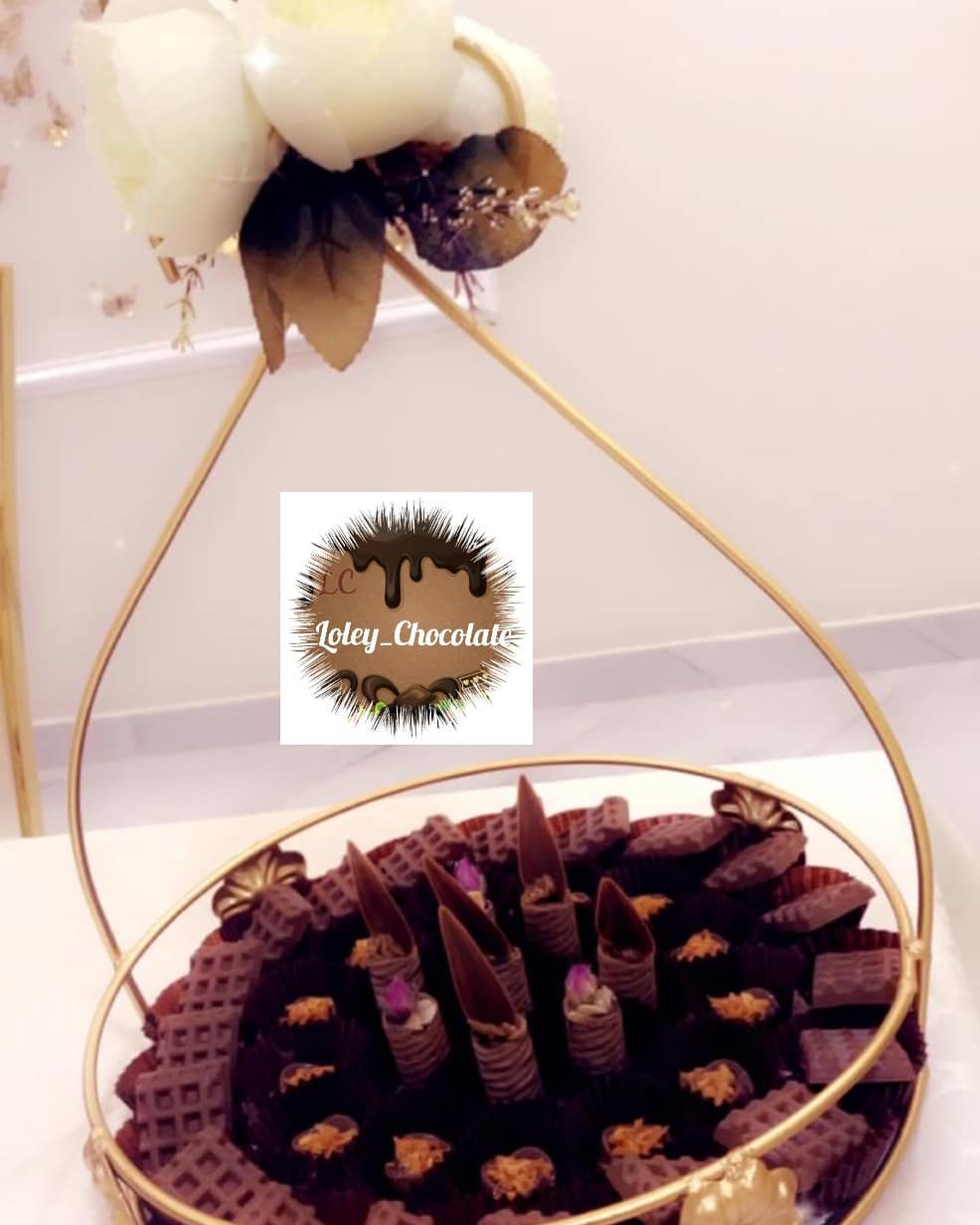 صينية مناسبات متوسطة ❤ تمنياتنا بمناسبة سعيدة لعميلنا الكريم .. الطلب يشمل الشكولاتة والصي