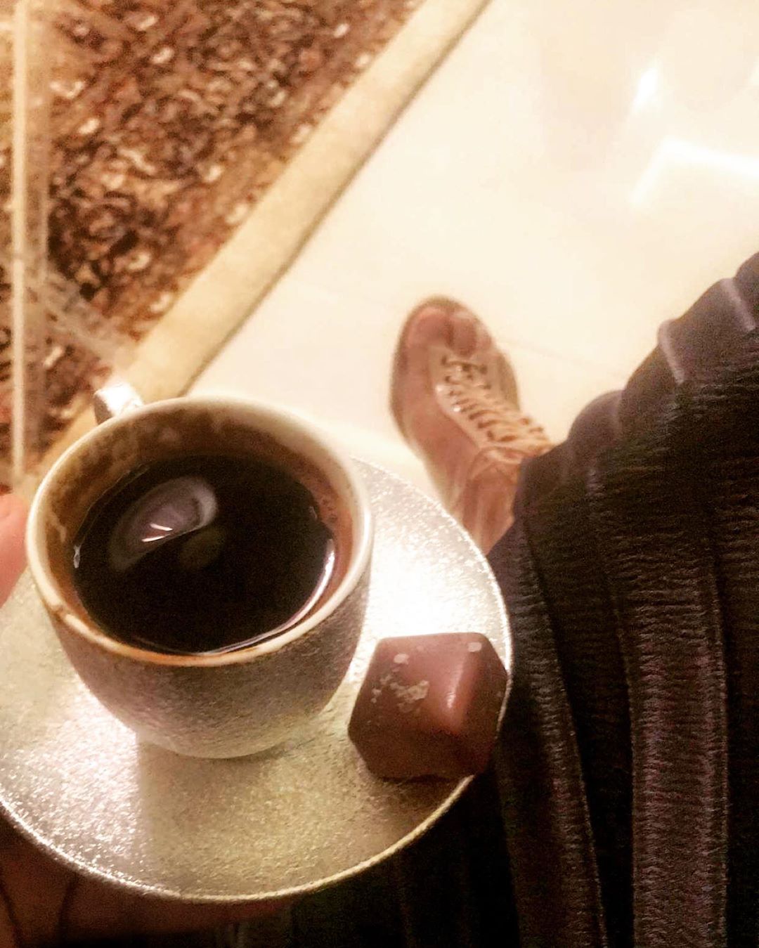 ‏أحدٍ يجي مع باقي الناس محسوب ‏وأحد يجي فوق الخلايق لحاله .