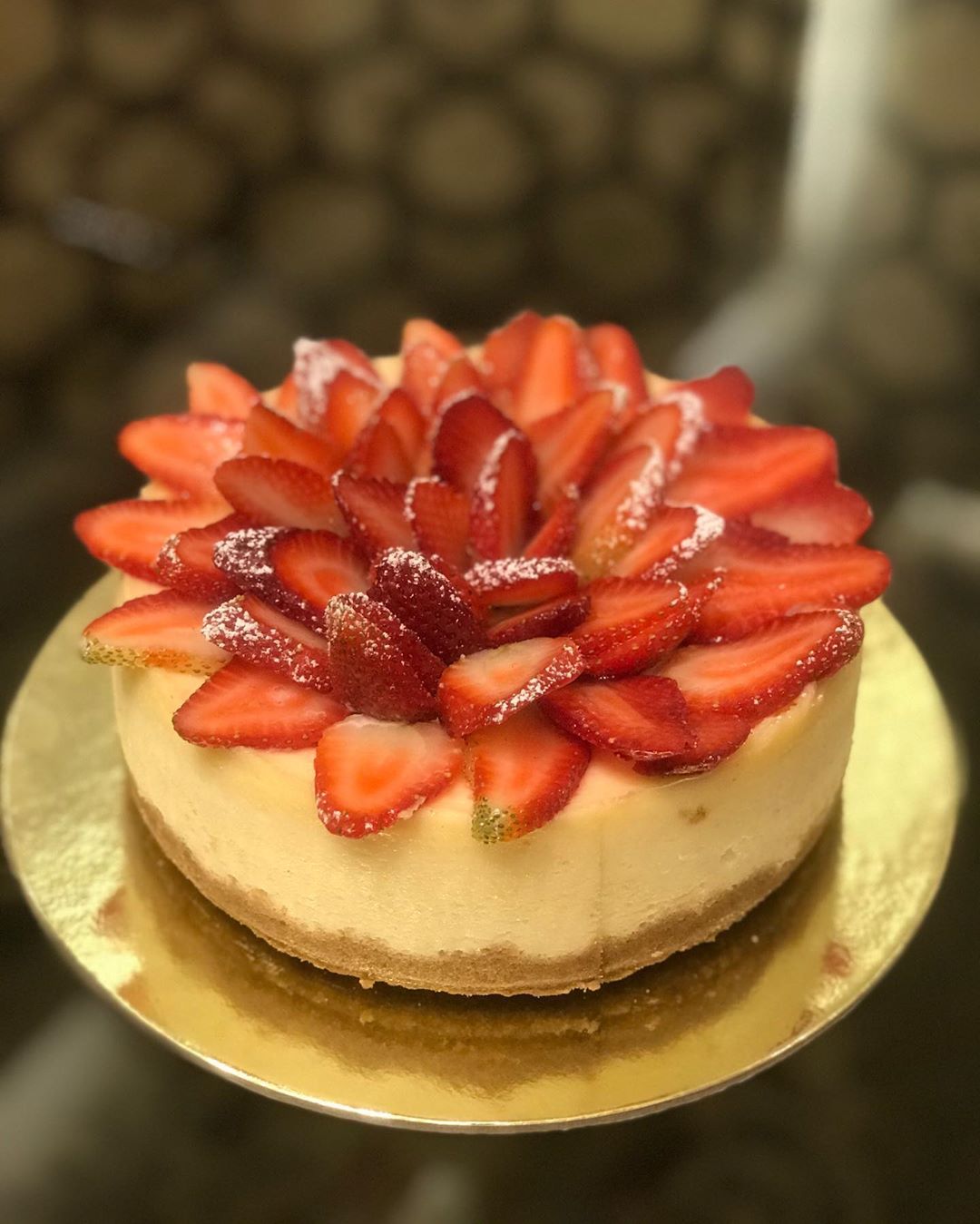 تشيز الفراولة اللذيييذ . . . #تشيز_كيك #ميني_تشيز_كيك #تشيز_كيك_فاكتوري #تشيز_فراولة