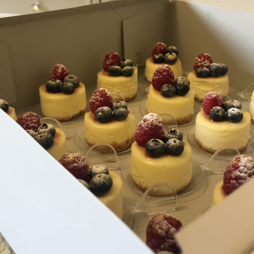 Mini berries cheesecake ١٦حبه ب٨٥﷼ ميني تشيز كيك التوت #ميني_تشيز #تشيز_كيك #تشيز_ميني #تش