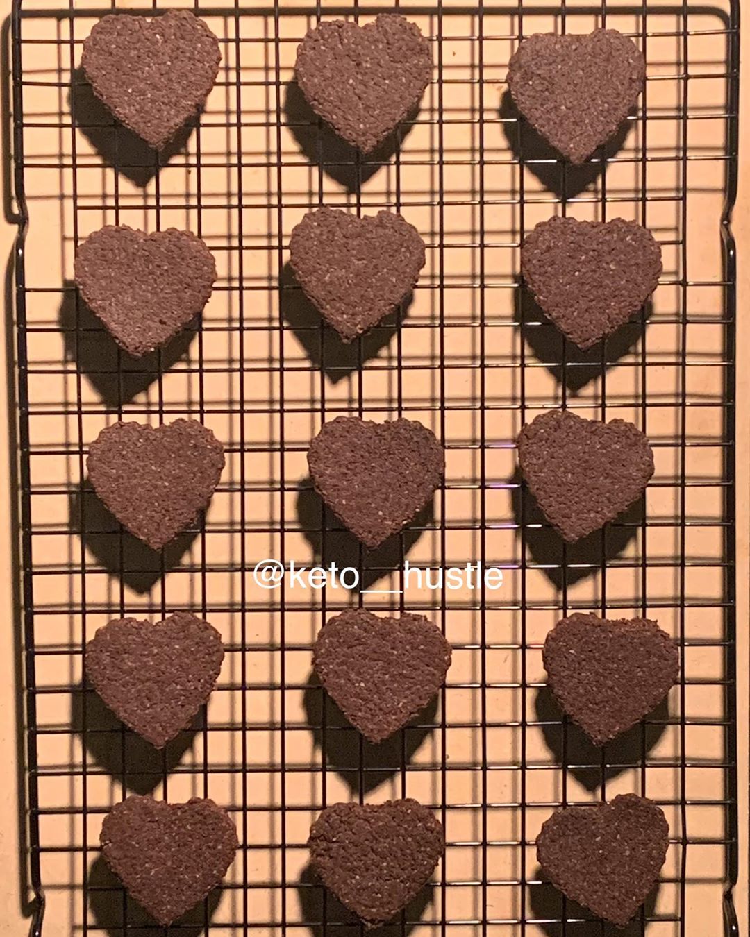 بسكويت الزبده واللوز ، شارِكوها احبابكم ❤️ تحتوي القطعه على نص جرام صافي كارب - - - ‏#cook