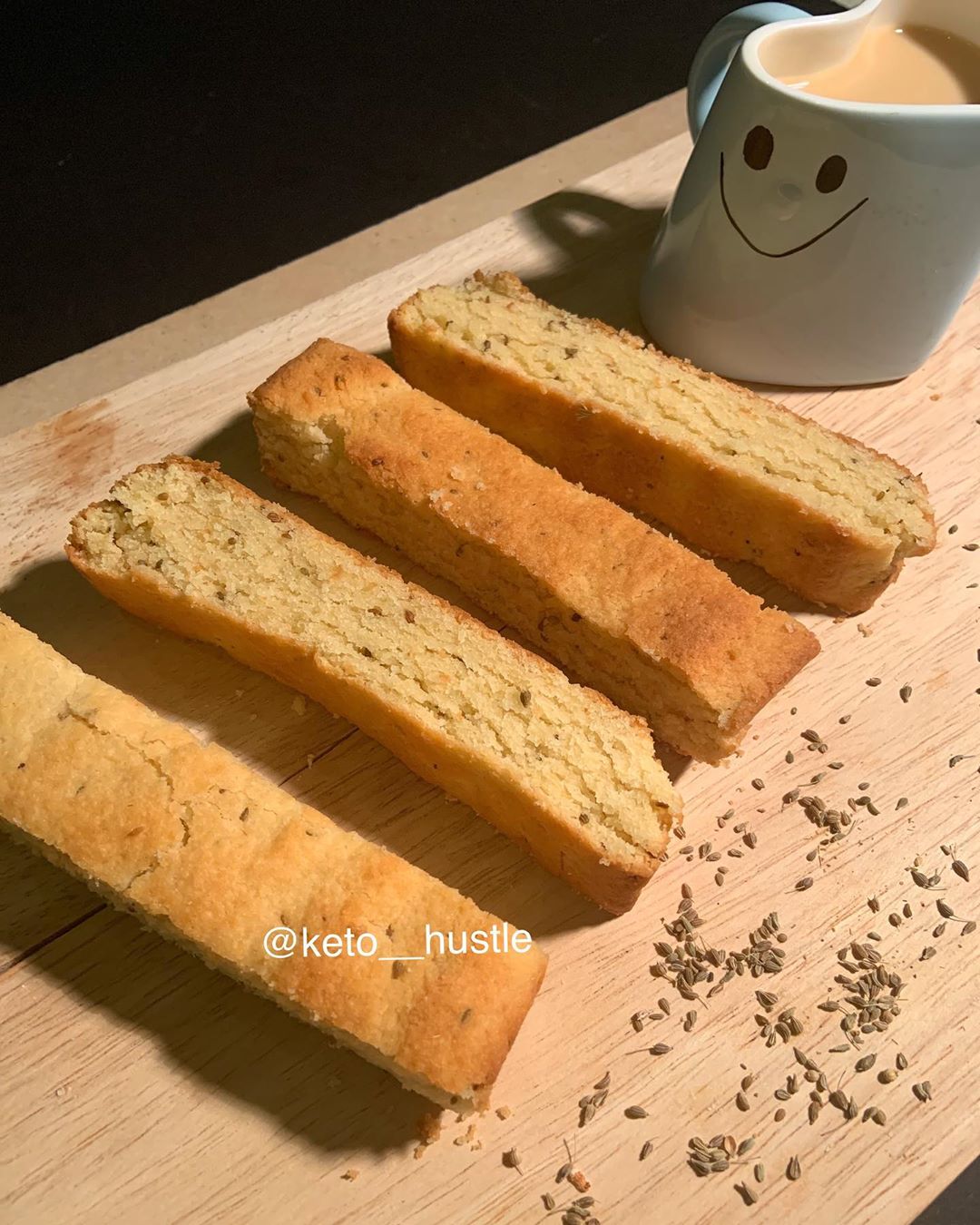 شابورة كيتو بنكهة اليانسون ♥️ - تحتوي القطعه على ٢ جرام كارب - - - الطلب قبل بيوم ‏#cookie