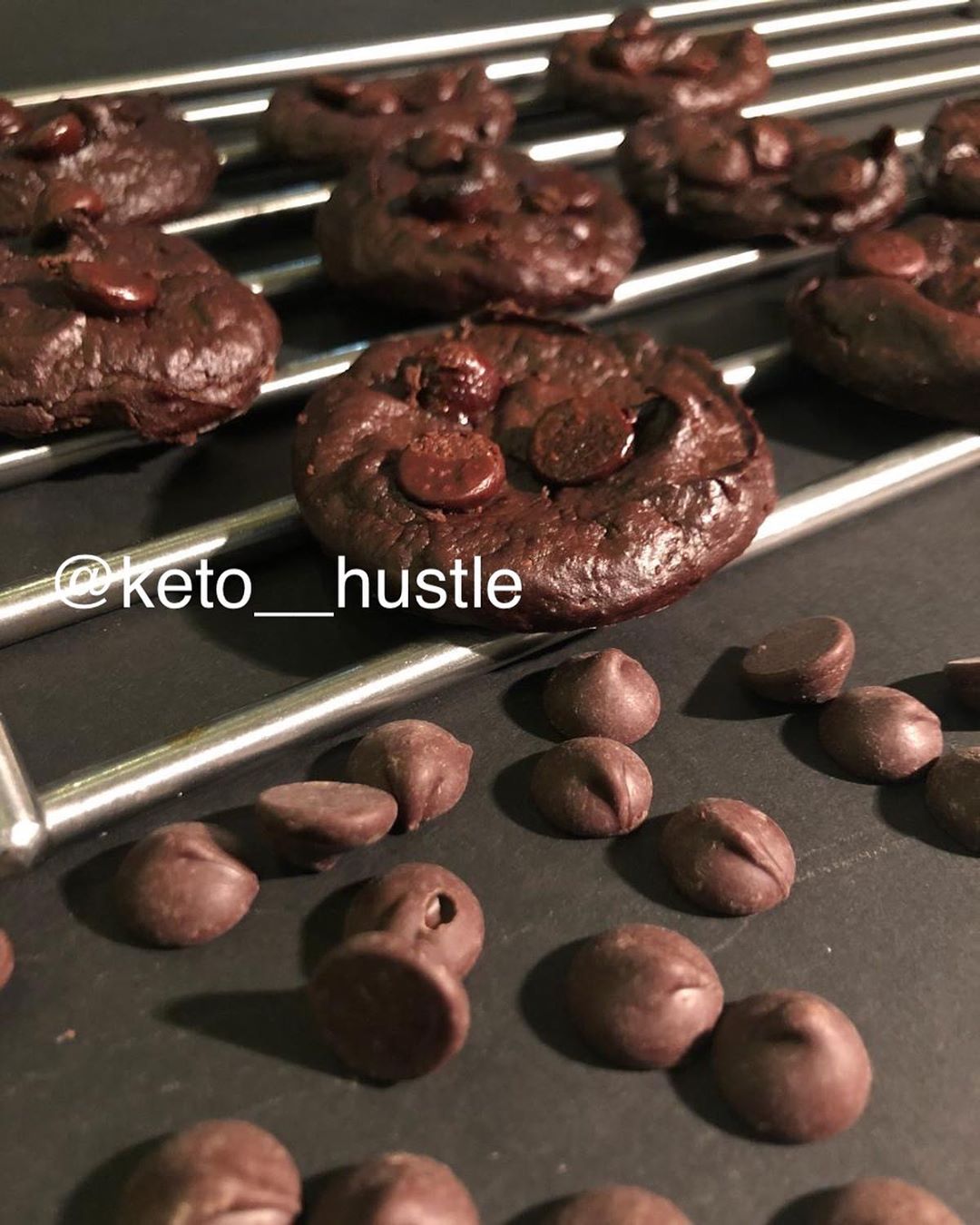 شوكلت كيتو كوكيز جاهز - القطعة تحتوي على ٤ جرام صافي كارب - - -الطلب قبلها بيوم ‏#cookies