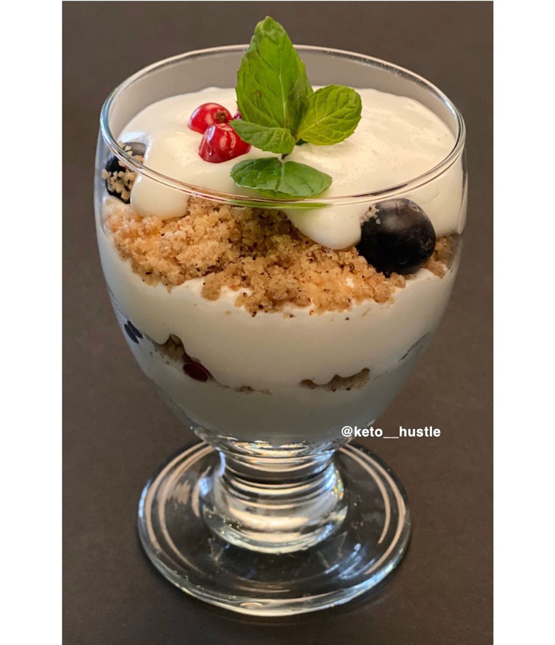 Cold and delicious non bake keto cheese cake صُنعت بإتقان لكم تحتوي على ٤ جرام كارب .. - -