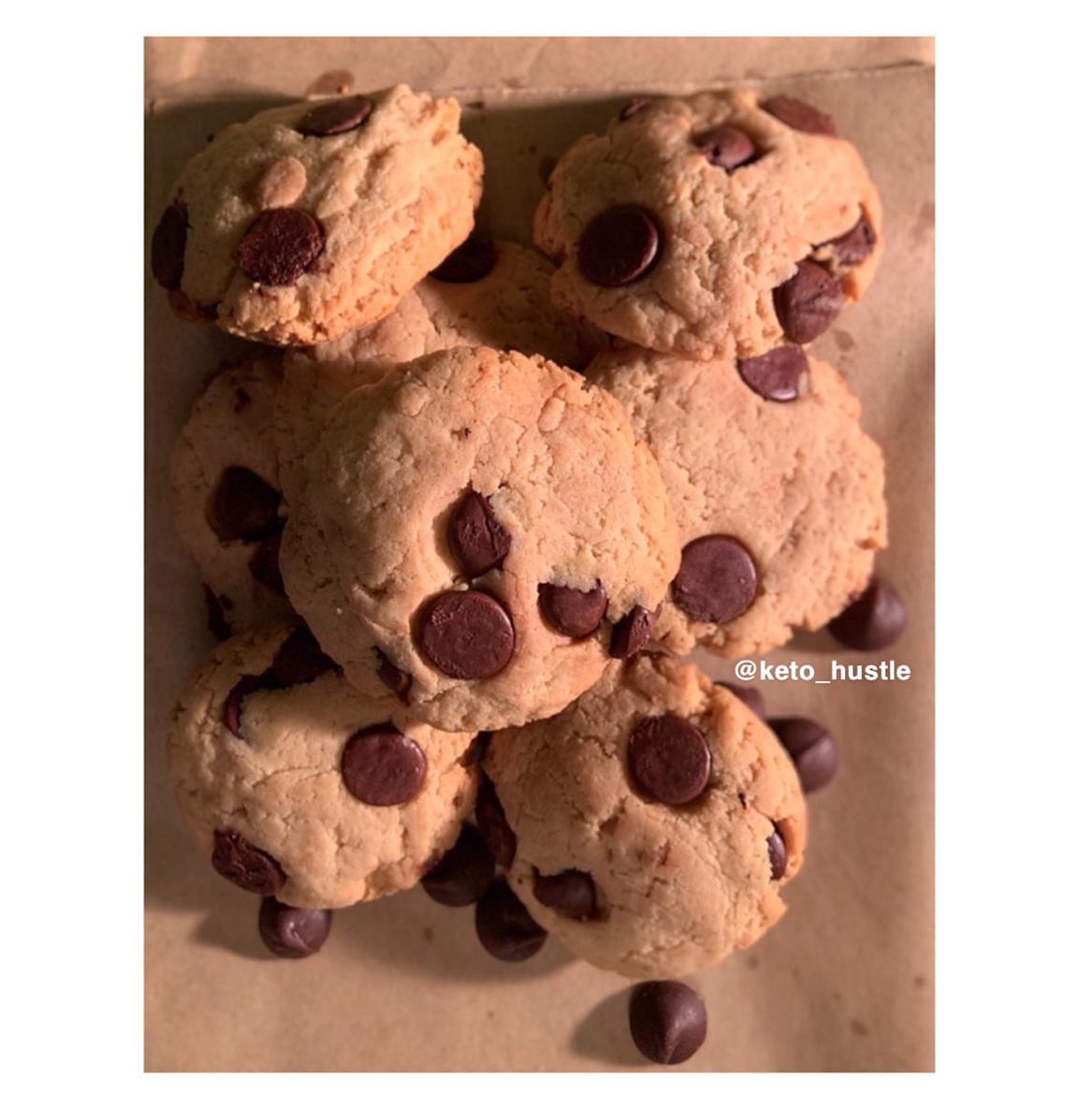 القهوة جاهزة ؟ الكيتو كوكيز جاهز القطعة تحتوي على ٤ جرام صافي كارب - #cookies #keto_cookie
