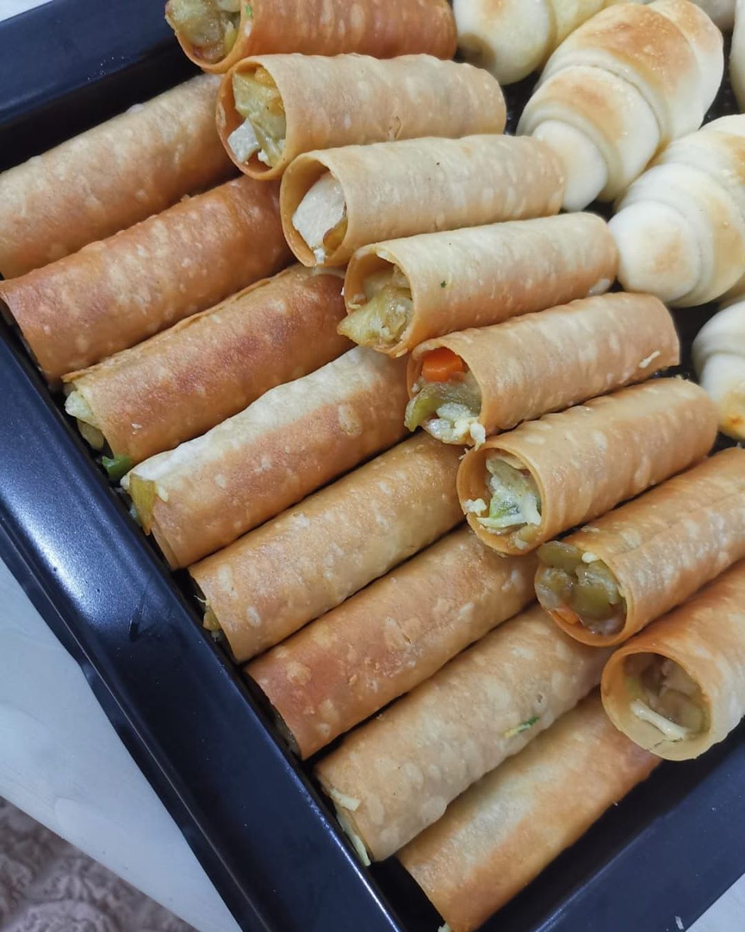 تصوير عميلتنا ' بوكس منوع من المعجنات وأصابع السويتز المالحة .. صحتين وهنى للجميع ❤️❤️ . .