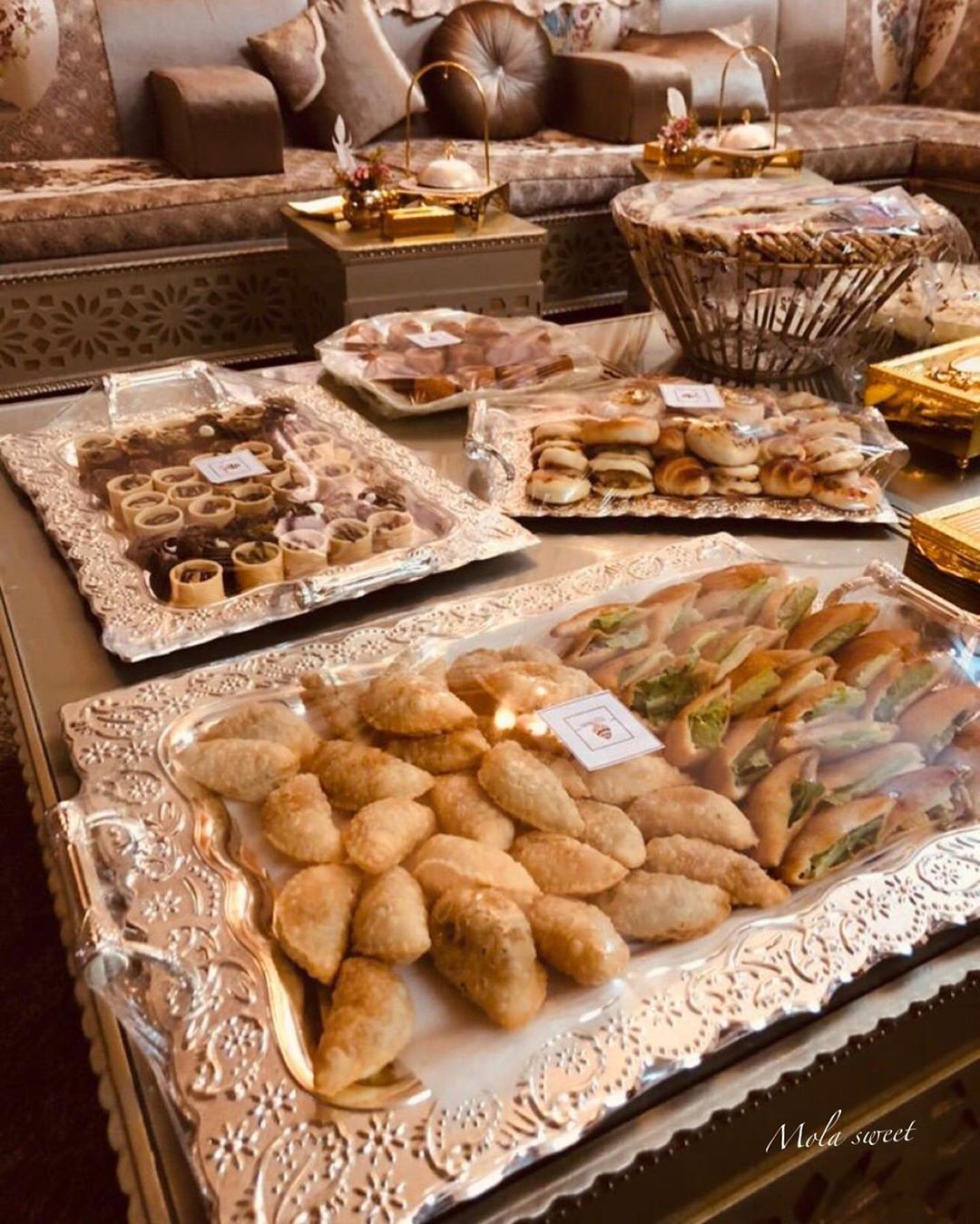 تصوير عميلتنا لبعض منتجاتنا بمناسبة عقد قران ابنهم . مشاءالله تبارك الله ❤️❤️ . . . . . لل