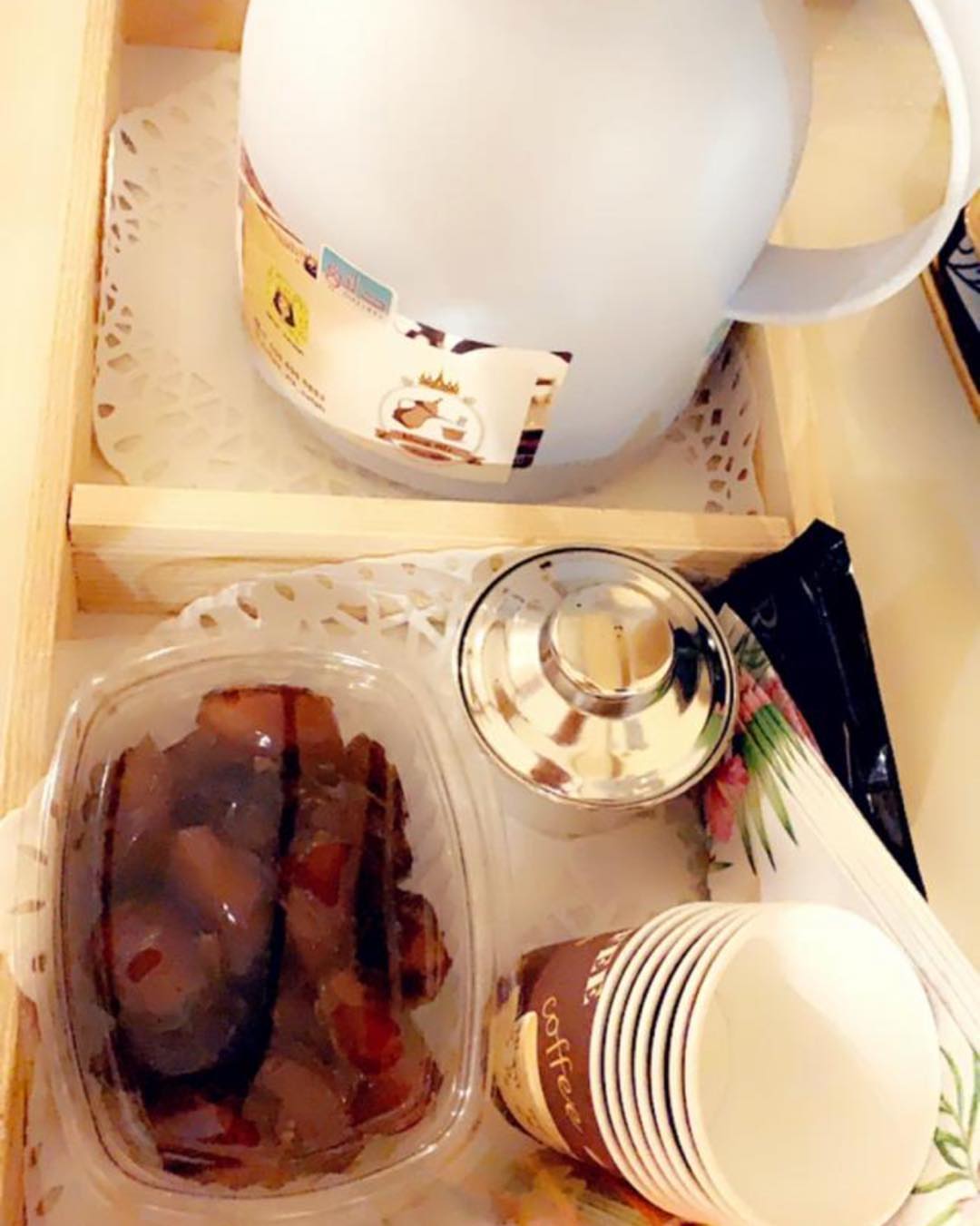 ✨سلة ✨قهوة دلة وسلة ✨محتوياتها لتر قهوة ملكية⚜️وتمرخلاص⚜️وطحينة⚜️وأكواب ⚜️ومناديل☕️