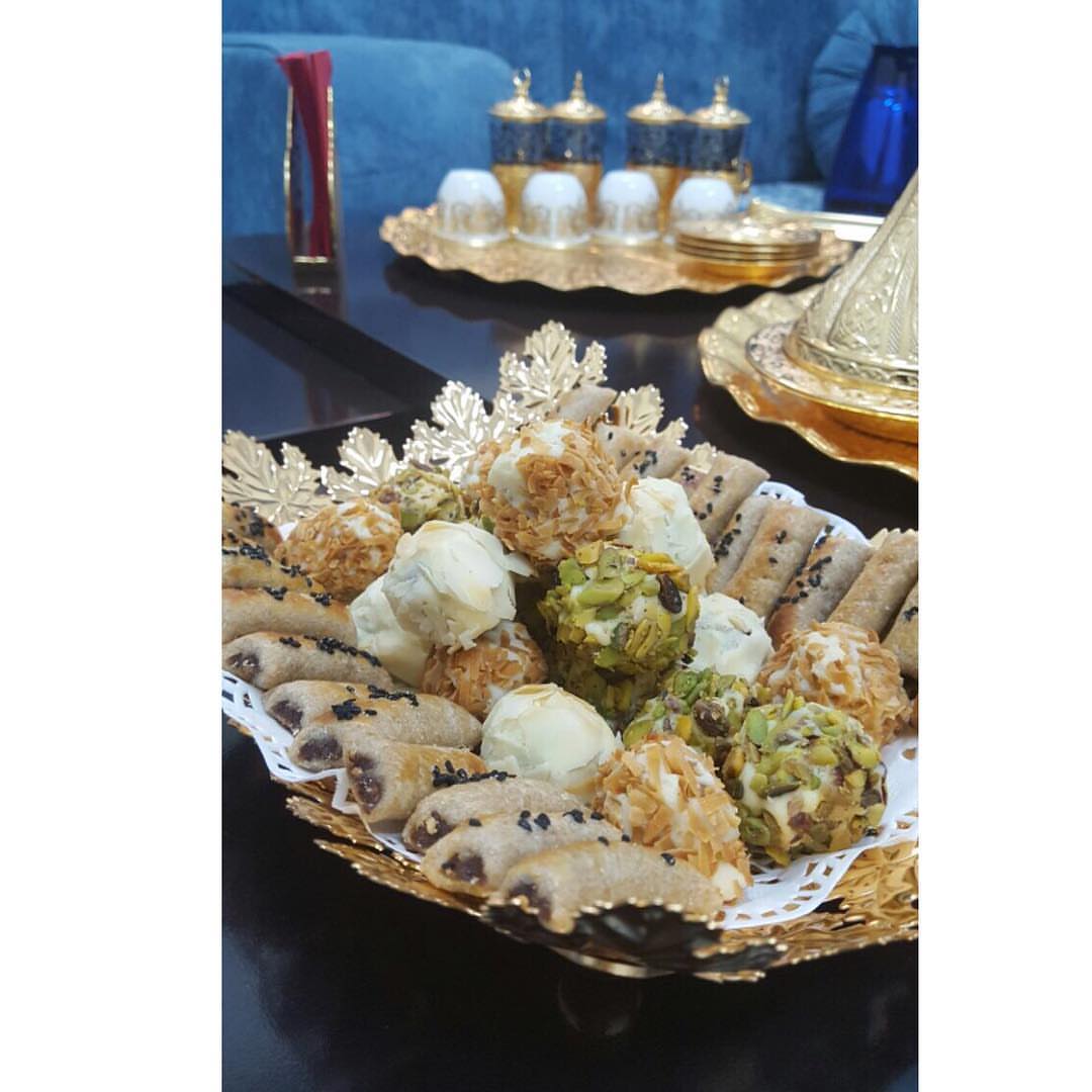 . . تصوير زبونتنا الجميلة معمول طري متوفر بثلاث نكهات الفستق و اللوز وجوز الهند للتواصل وا