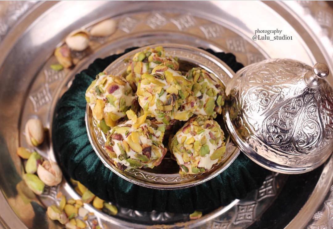 . . . معمول طري ولذيذ بالفستق واللوز و جوز الهند المحمص✨ للطلب واتس : تصوير :