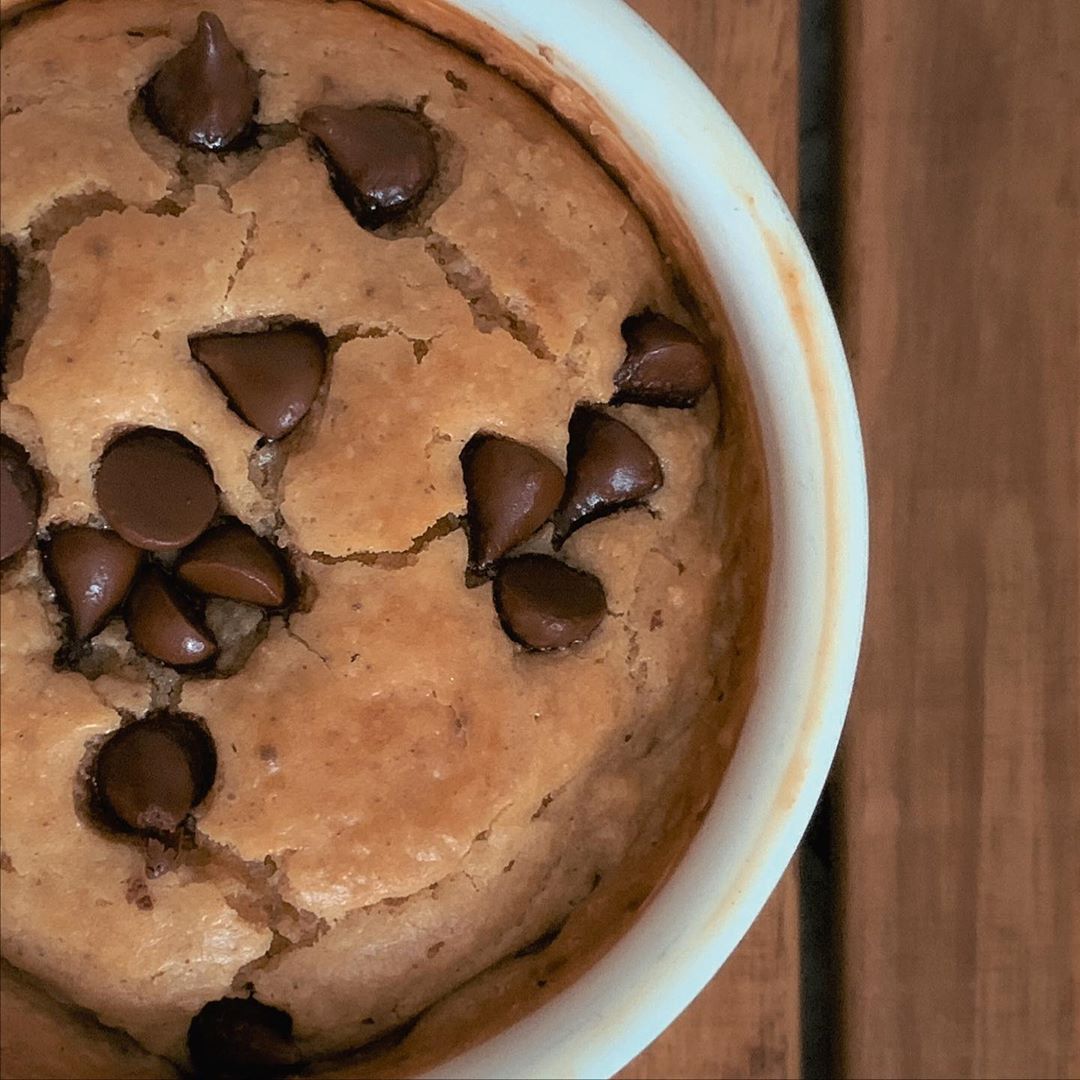 Mug cakes . . . . المكونات: ٢ ملعقة ك زبدة الفول السوداني ٢٠ ج شوفان مغلف سكر ستيفيا بيضة