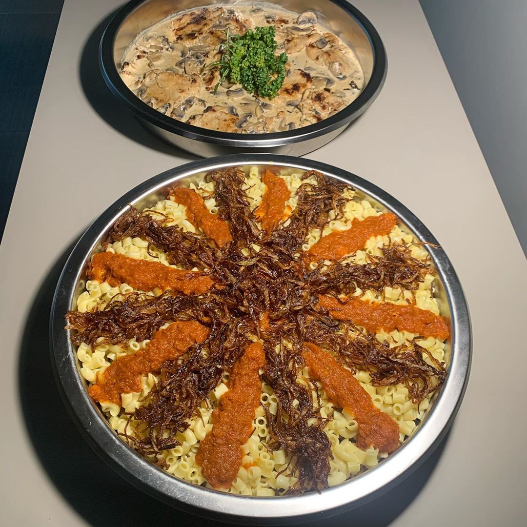 سخان كشري وستيك دجاج بصوص الماشروم