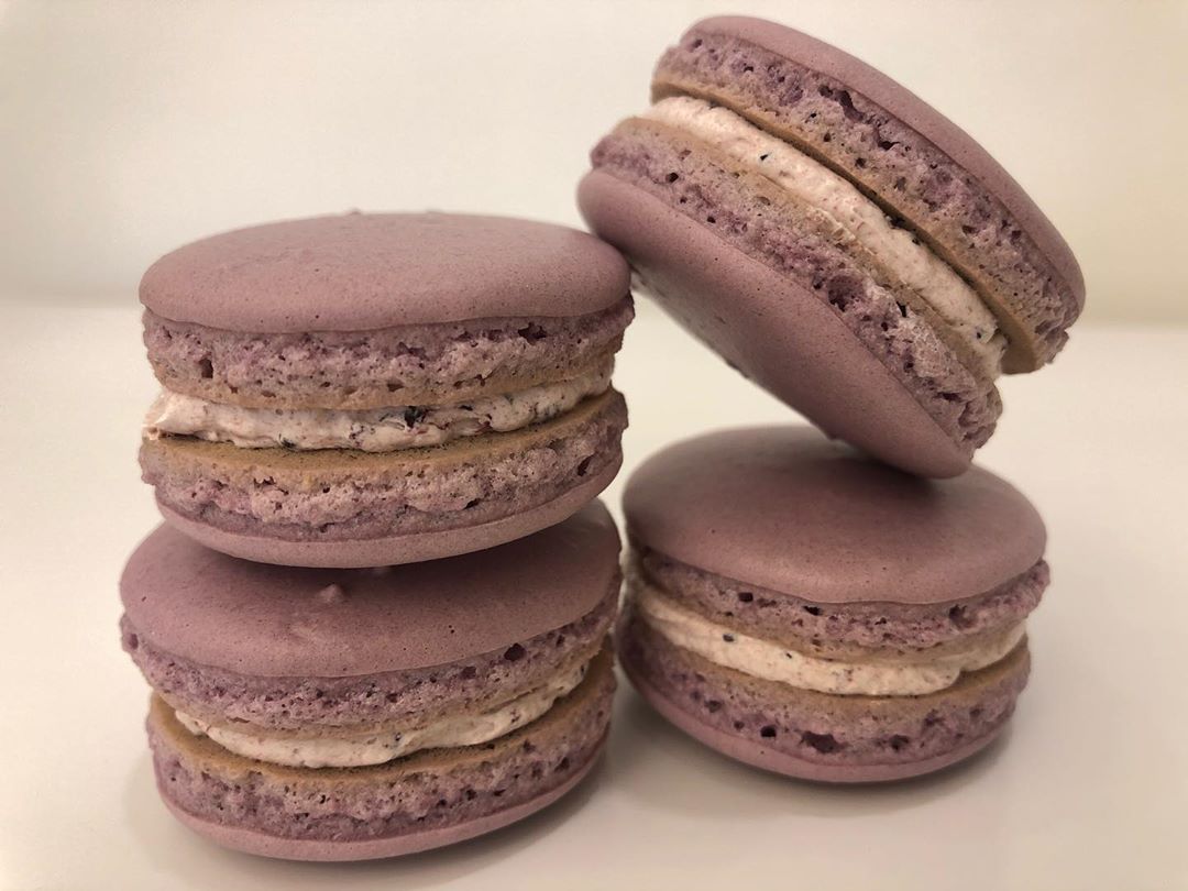 Blueberry Macarons ماكرون بلوبيري ... طعم وشكل ولون • • ‏#Macarons #Chocolate #Mocha #Stra