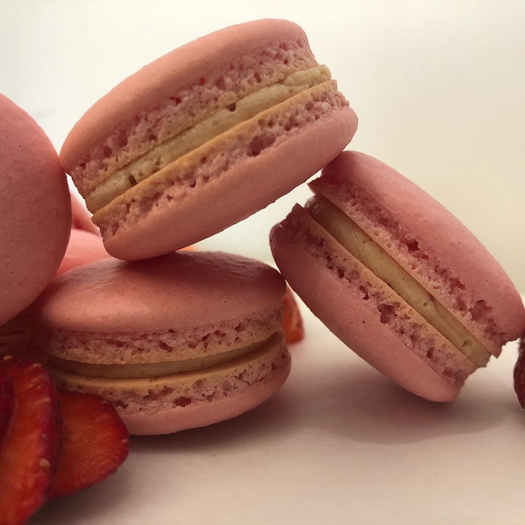 Strawberry Macarons ماكرون الفراولة ... لذيييييذ من الآخر • • ‏#Macarons #Chocolate #Mocha