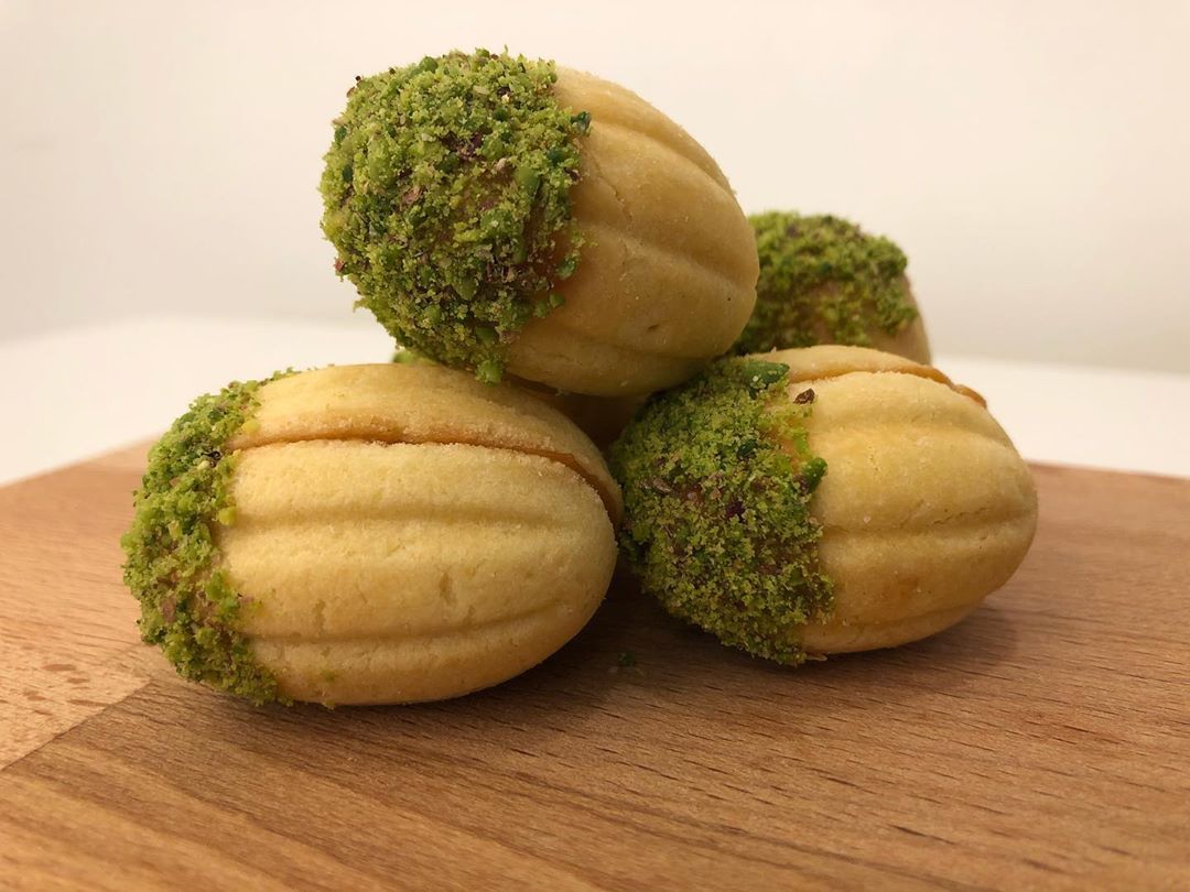 Caramel jawzeyah جوزية بحشوة الكراميل ... • • ‏#Macarons #Chocolate #Mocha #Strawberry #Pi