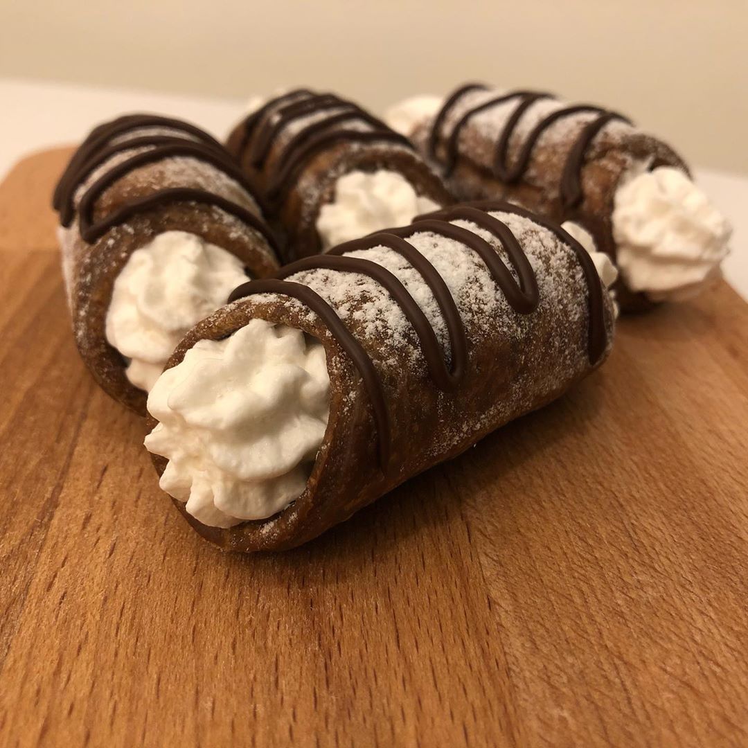 Italian Cannoli الكانوي الإيطالي بجبنة الريكوتا اللذيذة ... • • ‏#Macarons #Chocolate #Moc