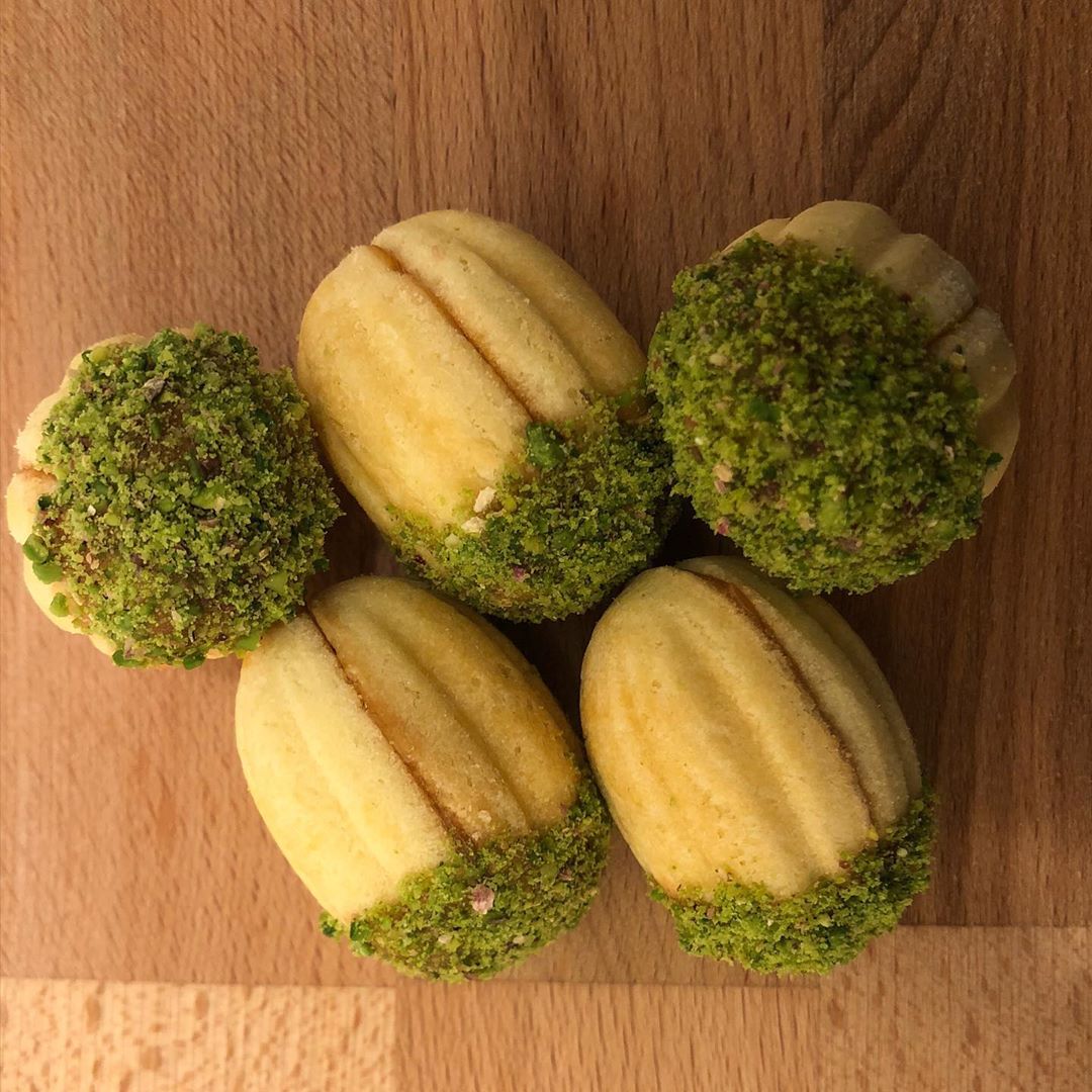 Caramel jawzeyah جوزية بحشوة الكراميل ... • • #Macarons #Chocolate #Mocha # Strawberry #Pi