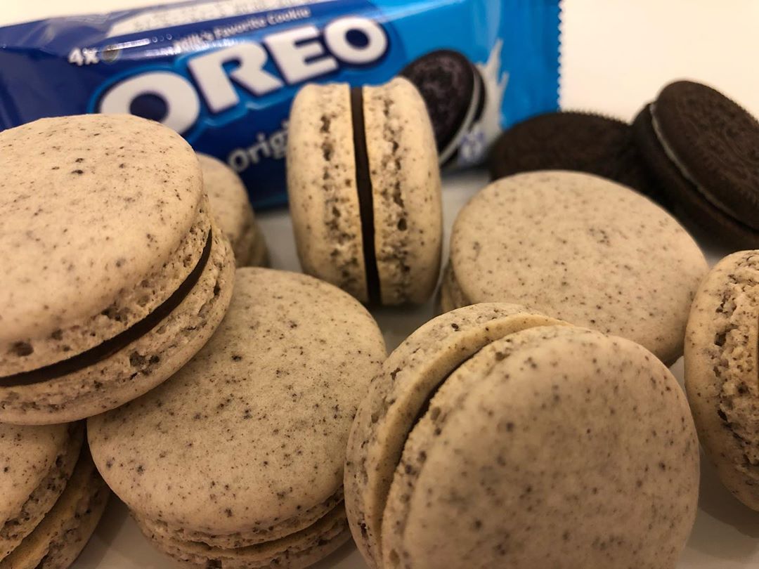 Oreo Macarons ماكرون الأوريو ... خصيصاً لمحبين الأوريو ٢ في ١ • • #Macarons #Chocolate #Mo