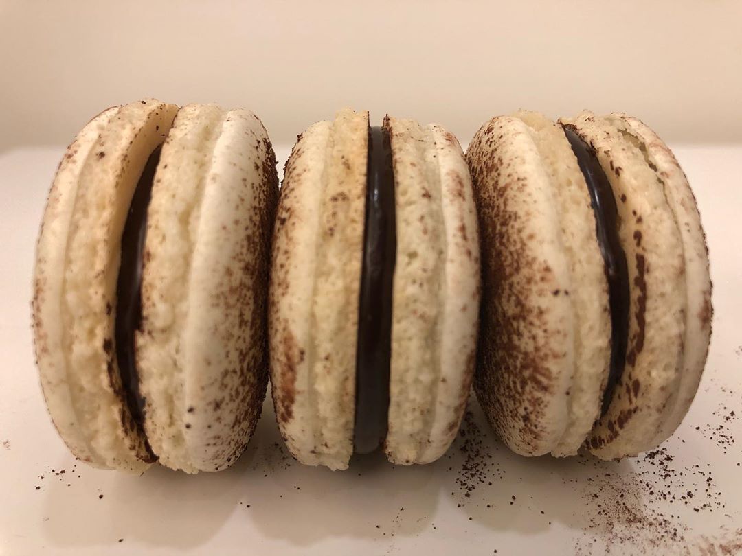 Tiramisu Macarons ☕️ ماكرون التيراميسو ... طعم يجمع بين لذاااذة الشوكولاتة و روقان الكوفي