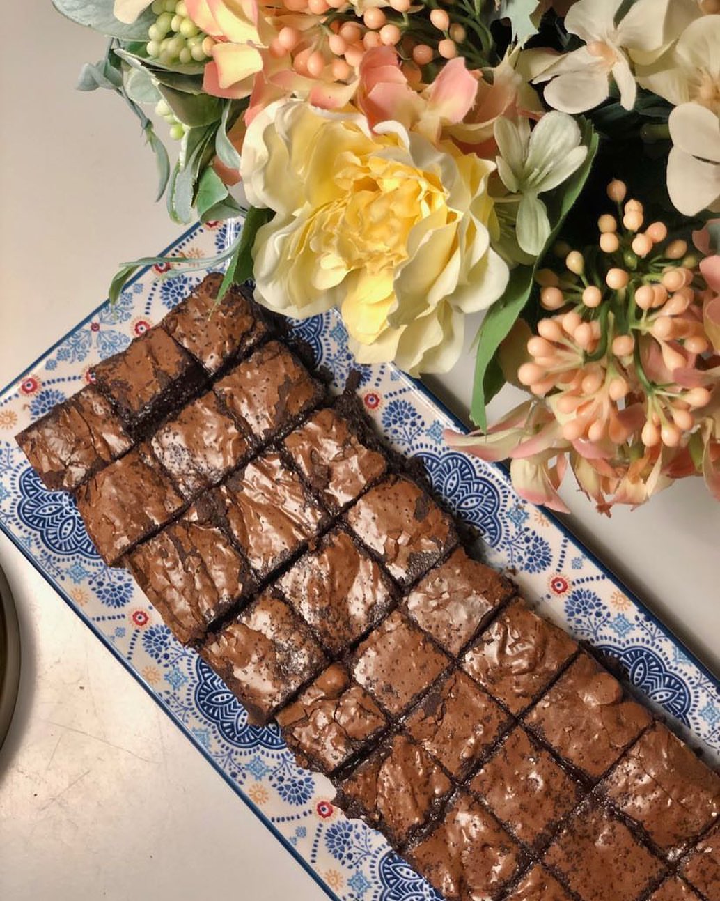 We use the best products to make this yummy brownie for you نستخدم أفضل المنتجات لنصنعَ لك