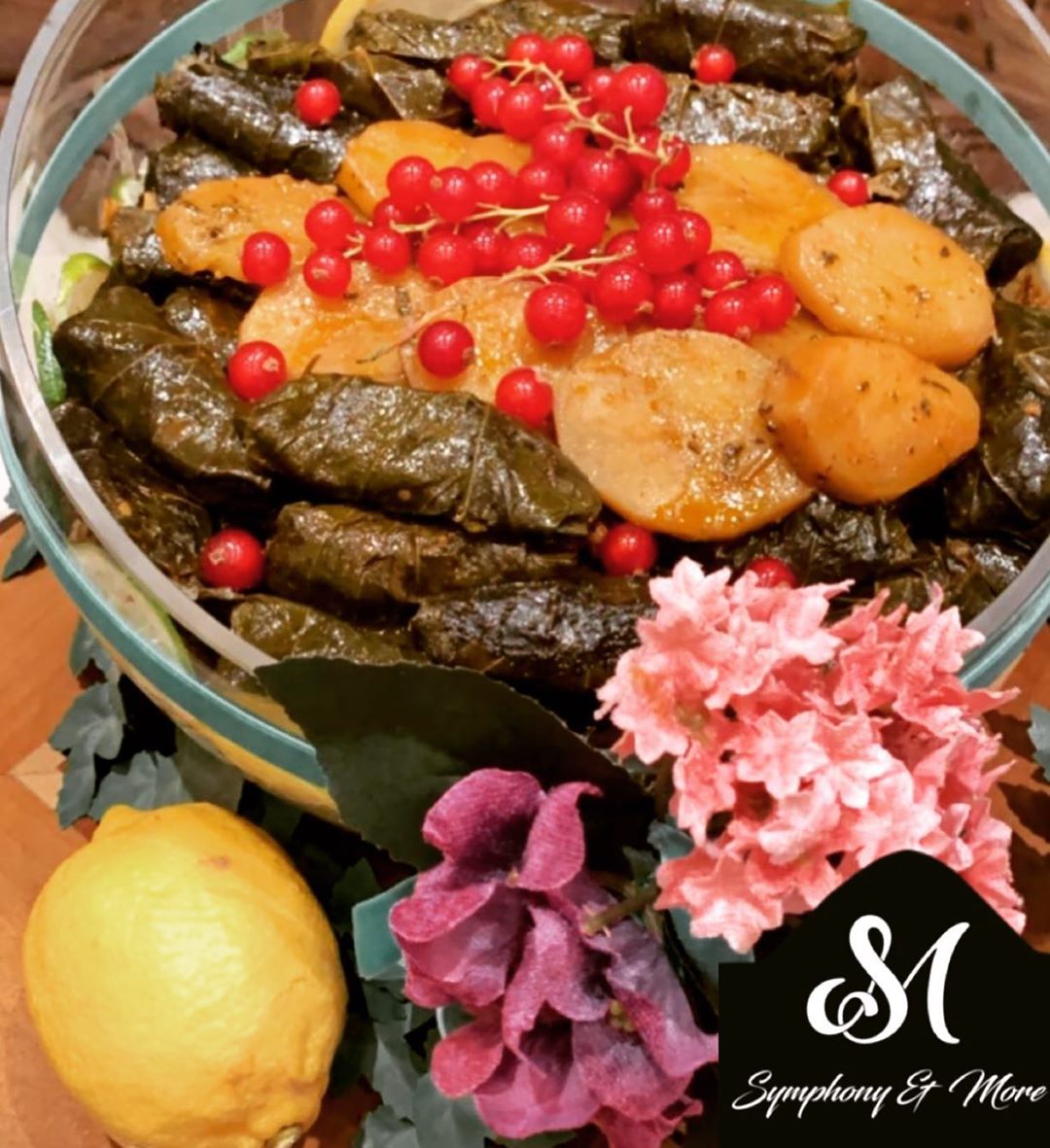 Symphony & More ورق عنب حامض ولذيذ الاختيار الامثل لمناسباتكم ☘️ . . #ورق_عنب #ورق_عنب_حام