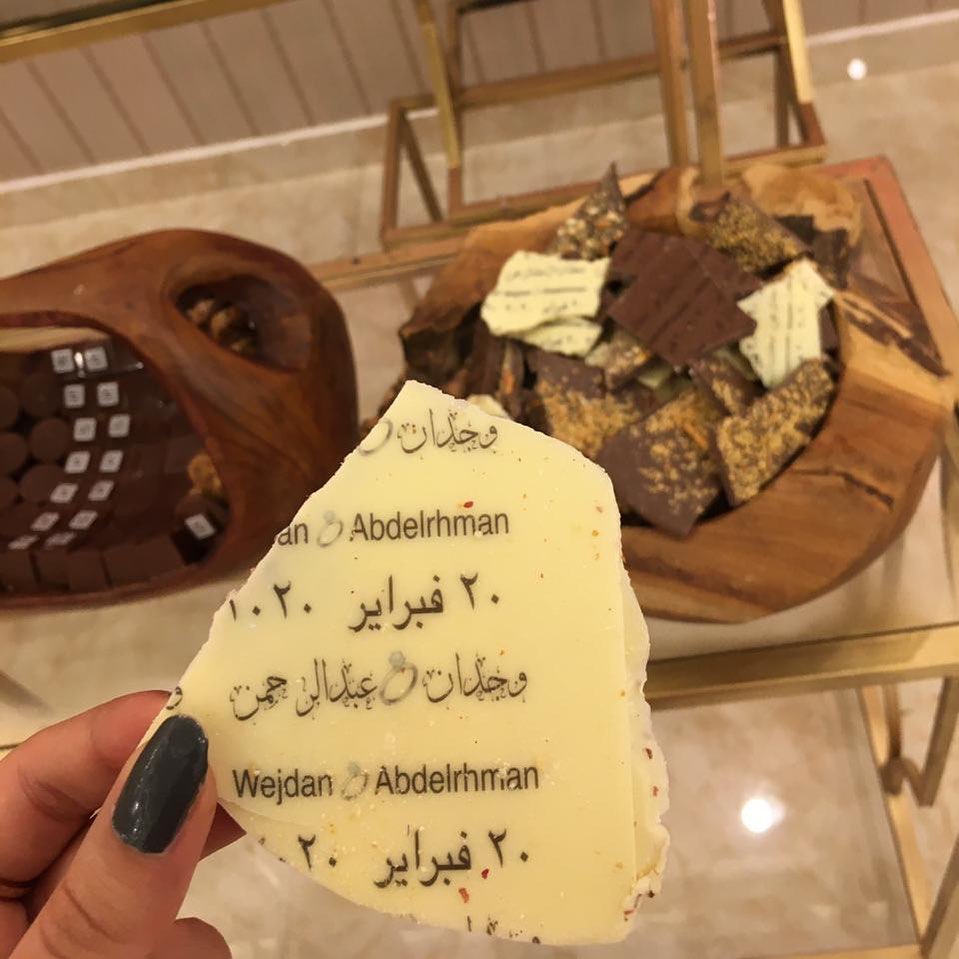 شوكلت التابلت ( نطبع لكم العبارات اللي تبون ) و بنكهات من اختياركم ( الشوكلت من الاخرر لذذ